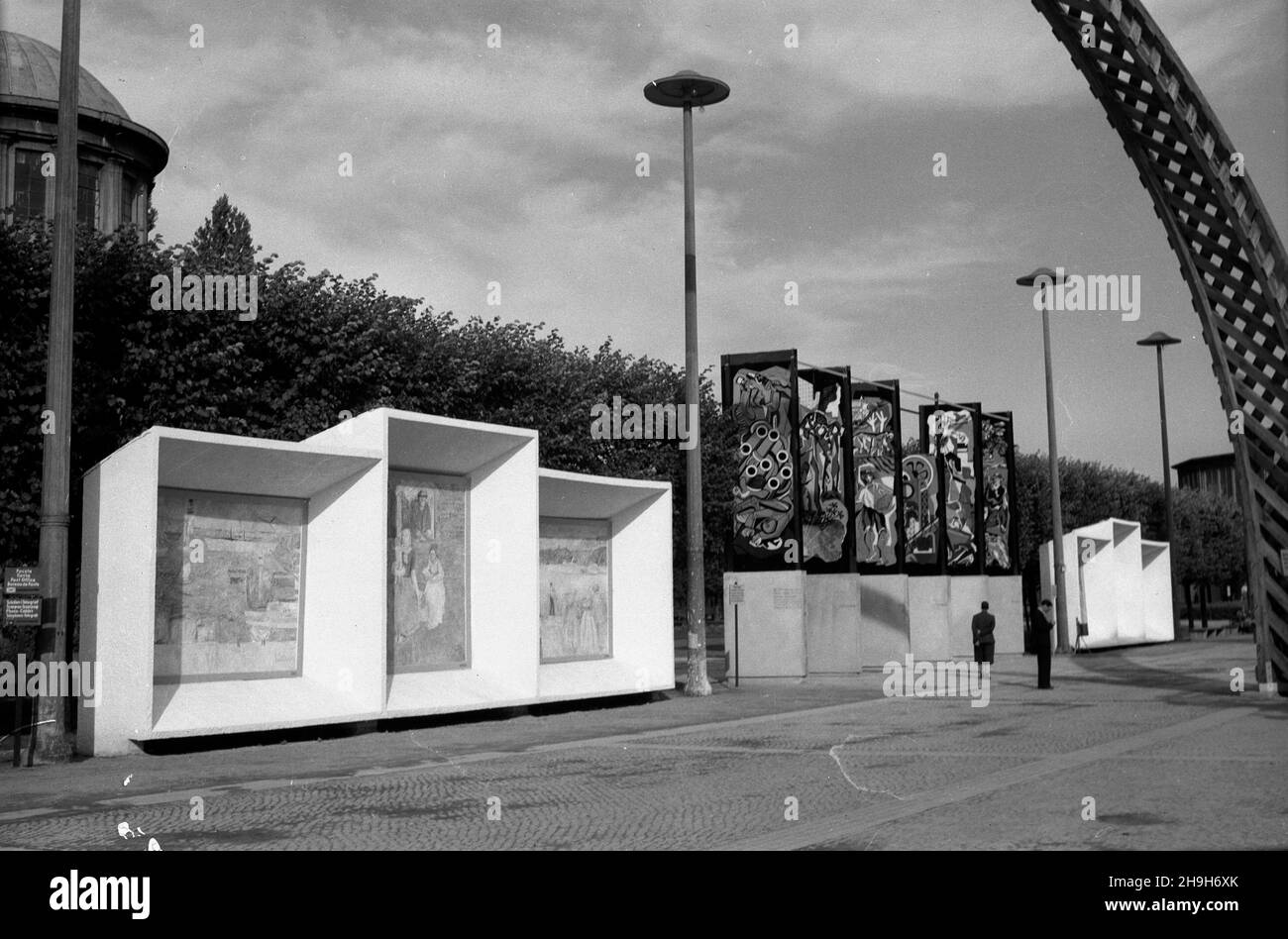 Wroc³aw, 1948-07. W dniach od 21 lipca do 31 paŸdziernika odbywa³a siê Wystawa Ziem Odzyskanych, która mia³a udowodniæ polskoœæ Œl¹ska. W kilkudziesiêciu pawilonach prezentowano dokonania Polski Ludowej. Przed wejœciem do Pawilonu Czterech Kopu³ ustawiono m.in. dwa tryptyki (autorstwa Jana Cybisa i Jerzego Wolffa) poœwiêcone odbudowie zniszczeñ wojennych i obecnoœci Polski nad Odr¹ i Nys¹ oraz malowane na szkle obrazy Henryka Sta¿ewskiego i Bohdana Urbanowicza. NZ. Tryptyki Cybisa i Wolffa (po Bokach) oraz obrazy Sta¿ewskiego i Urbanowicza (w œrodku); w tle Pawiilon Czterech Kopu³; na pierwszym Stockfoto