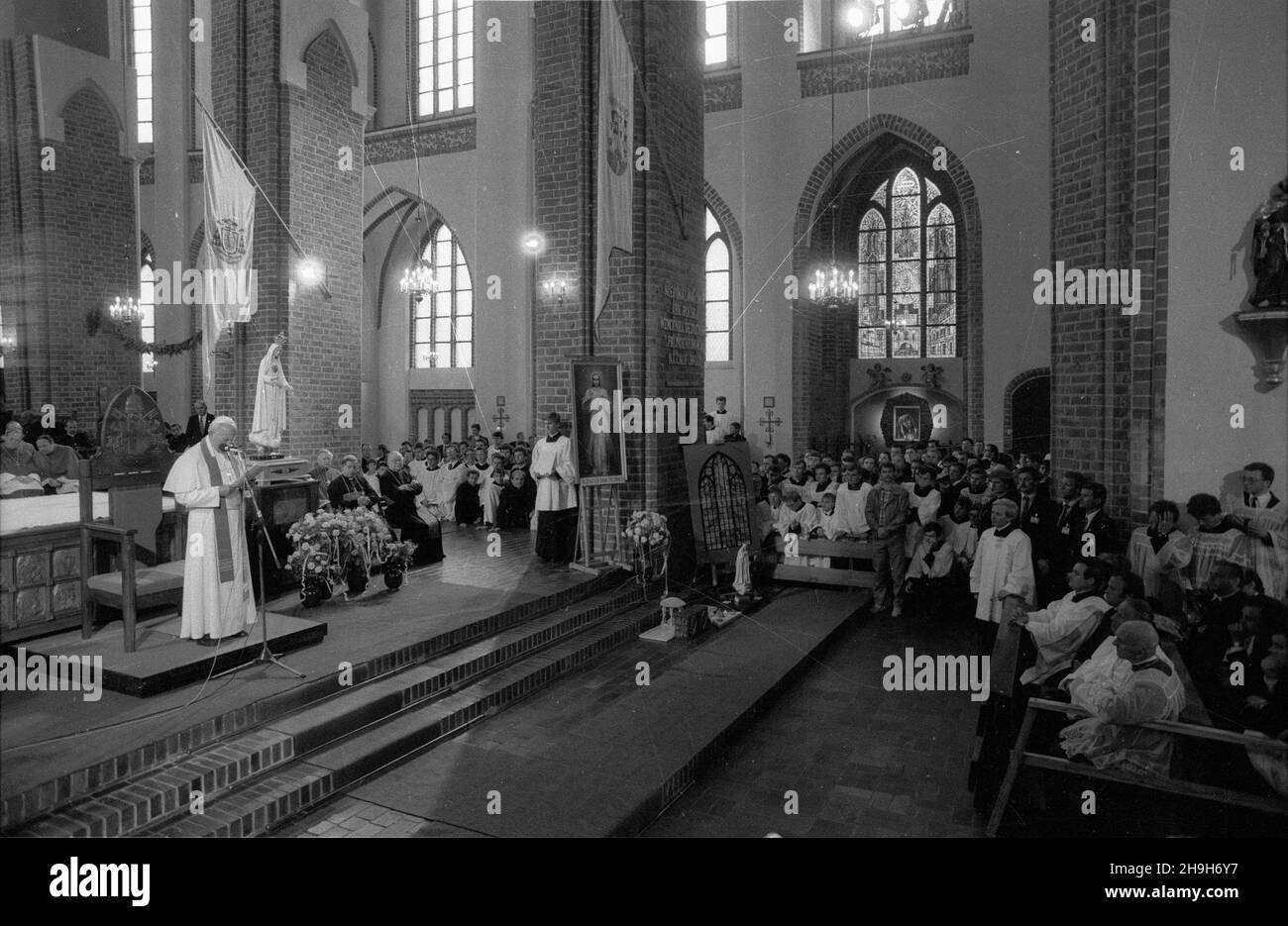 Stettin, 1987-06-11. III pielgrzymka Ojca Œwiêtego Jana Paw³a II do Polski. Spotkanie z klerykami, kap³anami, zakonnikami i zakonnicami w bazylice archikatedralnej œw. Jakuba. NZ. m.in.: Papier¿ Jan Pawe³ II (1L), prymas Polski, kardyna³ - Józef Glemp (3L) i kardyna³ Henryk Gulbinowicz (4L) ppr PAP/CAF/Adam Hawa³ej Stettin, 11. Juni 1987. Die Pilgerfahrt von Papst Johannes Paul II. Nach Polen im Jahr 3rd. Das Treffen mit geistlichen Studenten, Priestern, Mönchen und Nonnen in der St. Jacob Arch-Kathedrale. Im Bild: Erzbischof Kazimierz Majdanski (1st von links) Papst Johannes Paul II. (1st von links), Prim Stockfoto