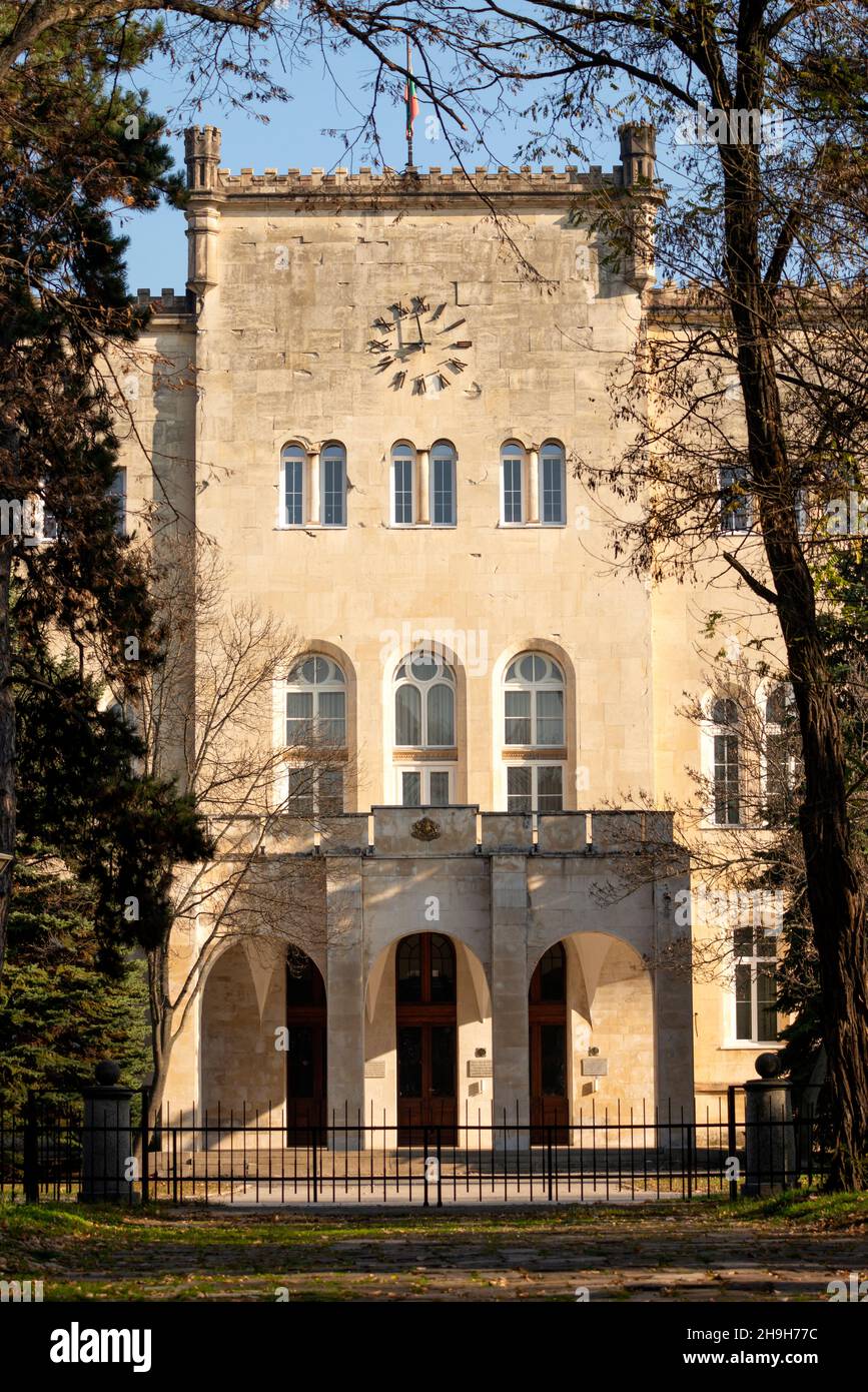 Die älteste öffentliche Uhr in Sofia, Bulgarien auf der Fassade der alten Militärakademie Stockfoto