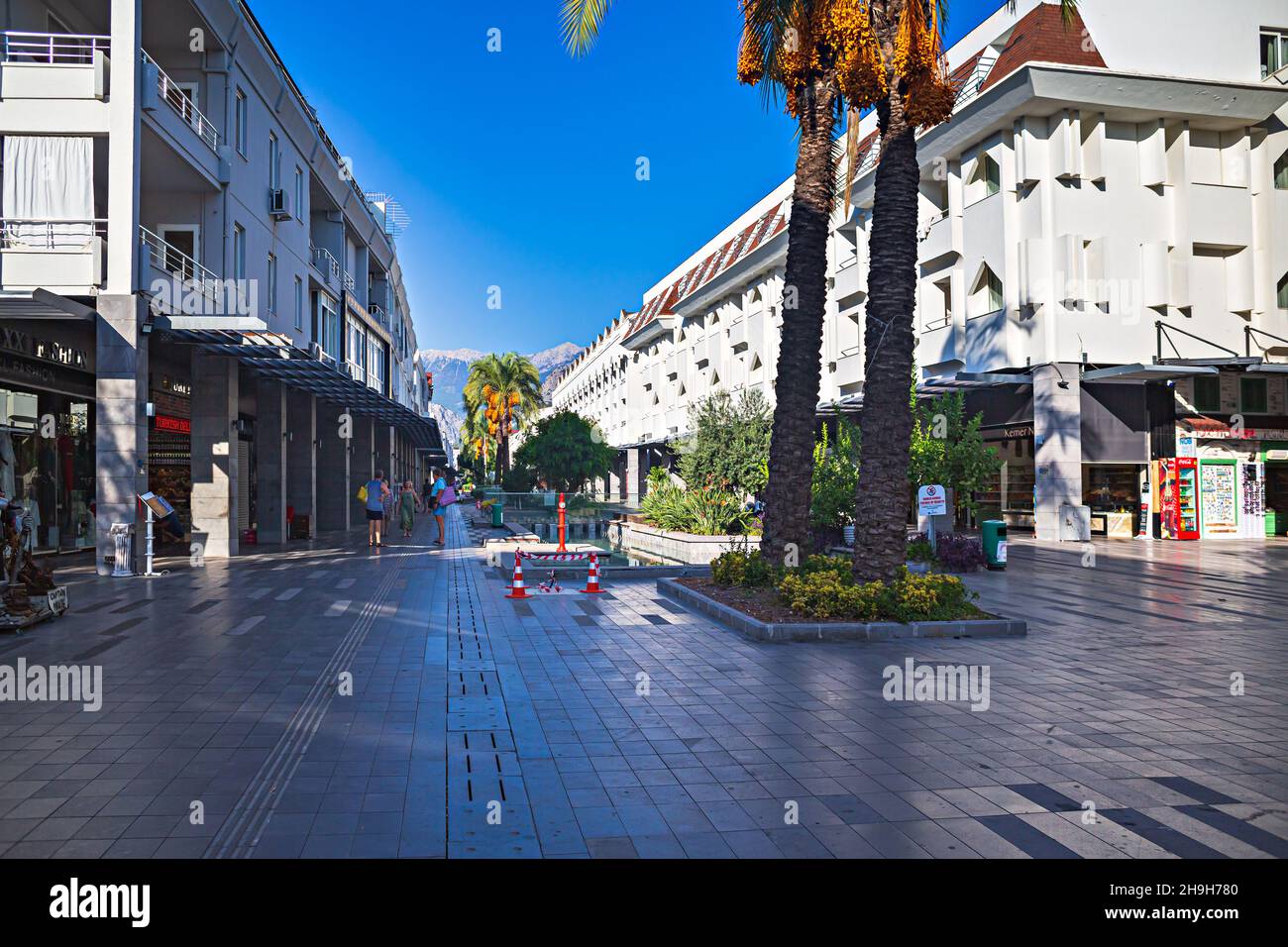 KEMER, TÜRKEI - CIRCA OKTOBER 2021: Stadtbild der Stadt Kemer, Antalya, Türkei. Stockfoto