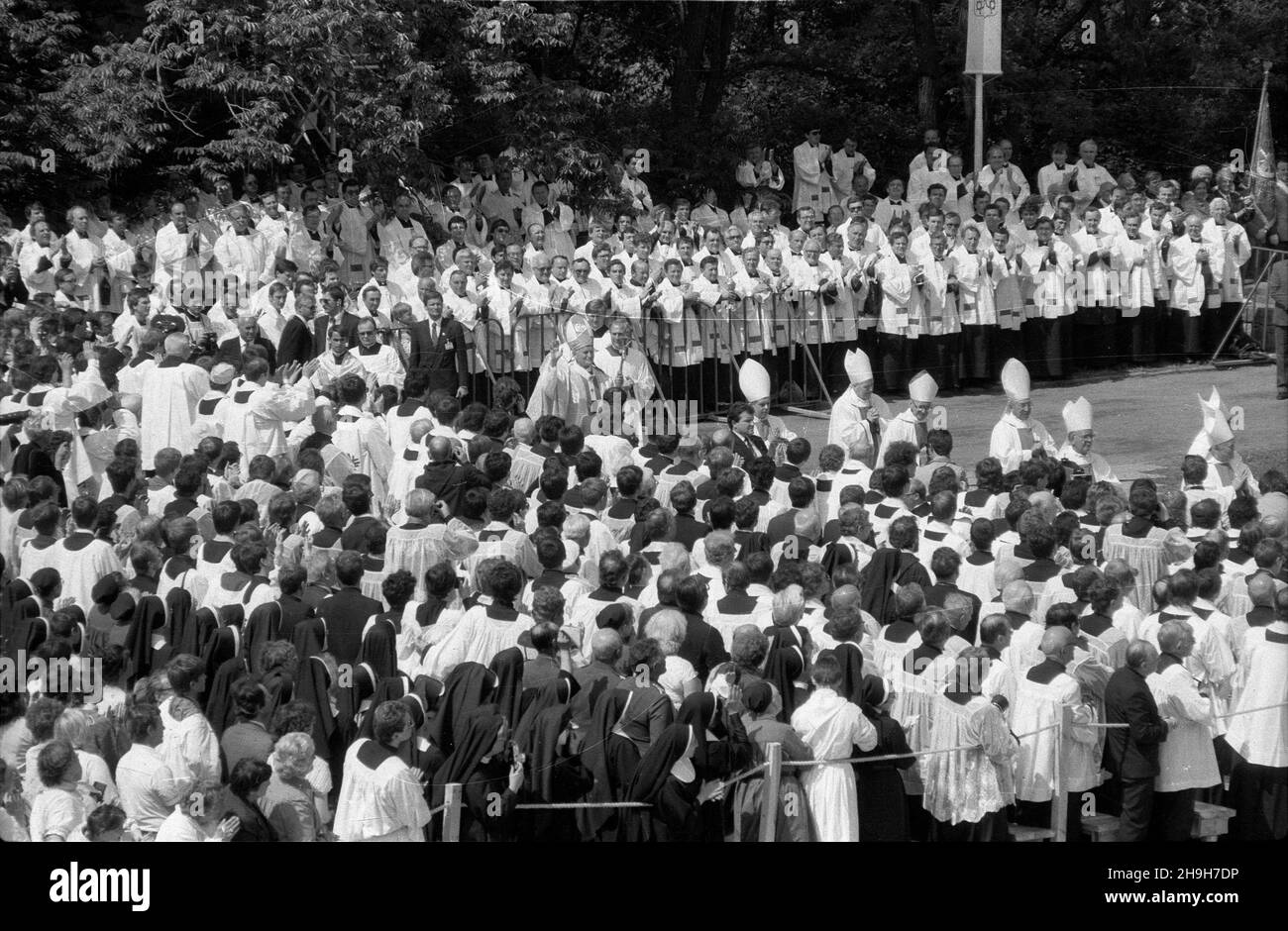 Stettin, 1987-06-11. III pielgrzymka Ojca Œwiêtego Jana Paw³a II do Polski. Przybycie Papie¿a na Jasne B³onia gdzie odprawi³ mszê œwiêt¹ dla rodzin. Nz. Ojciec Œwiêty Jan Pawe³ II (C) zmierza wraz z biskupami do miejsca celebry. ppr PAP/CAF/Adam Hawa³ej Stettin, 11. Juni 1987. Die Pilgerfahrt von Papst Johannes Paul II. Nach Polen im Jahr 3rd. Die Messe für Familien in Jasne Blonie (Light Meadows) im Bild: Heiliger Vater Johannes Paul II. (In der Mitte) und Bischöfe auf dem Weg zum Altar. ppr PAP/CAF/Adam Hawalej Stockfoto