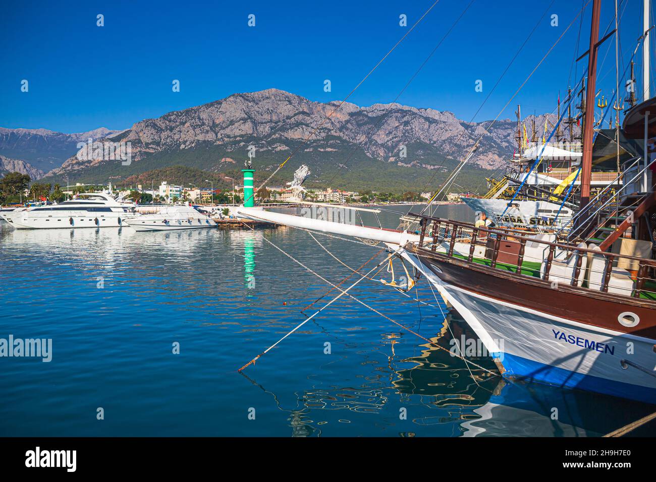 KEMER, TÜRKEI - CIRCA OKTOBER 2021: Marina of Kemer town, Antalya, Türkei. Stockfoto