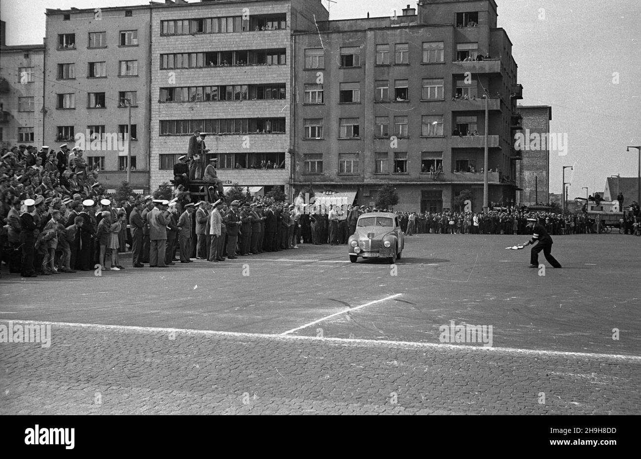 Gdynia, 1948-07-02. XIV Miêdzynarodowy Rajd Samochodowy Automobilkubu Polskiego odbywa³ siê w dniach 26,06 - 4,07. Do Gdyni dojecha³o 60 z 80 startuj¹cych za³óg. NZ. Próba sprawnoœci w zrywie, hamowaniu i starcie rozgrywana na Skwerze Koœciuszki, z lewej Jury. mw PAP Gdynia, 2. Juli 1948. Vom 26. Juni bis zum 4. Juli 60 fand die Internationale Autorallye des polnischen Automobilclubs mit 80 von 14th Teams statt, die in Gdynia startten. Im Bild: Autos abholen, brechen und starten Tests am Kosciuszki-Platz, die Jury von links. mw PAP Stockfoto