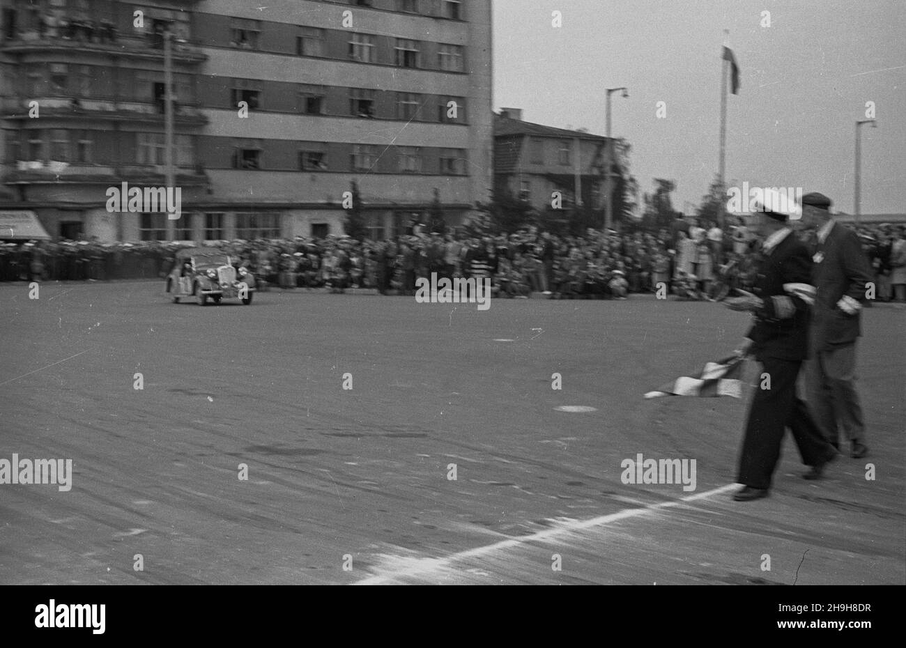 Gdynia, 1948-07-02. XIV Miêdzynarodowy Rajd Samochodowy Automobilkubu Polskiego odbywa³ siê w dniach 26,06 - 4,07. Do Gdyni dojecha³o 60 z 80 startuj¹cych za³óg. Nz. Suttnar na Sigerze podczas próby sprawnoœci w zrywie, hamowaniu i starcie rozgrywanej na Skwerze Koœciuszki. mw PAP Gdynia, 2. Juli 1948. Vom 26. Juni bis zum 4. Juli 60 fand die Internationale Autorallye des polnischen Automobilclubs mit 80 von 14th Teams statt, die in Gdynia startten. Im Bild: Suttnar fährt Siger beim Pick-up, brechen und starten Tests am Kosciuszki-Platz. mw PAP Stockfoto