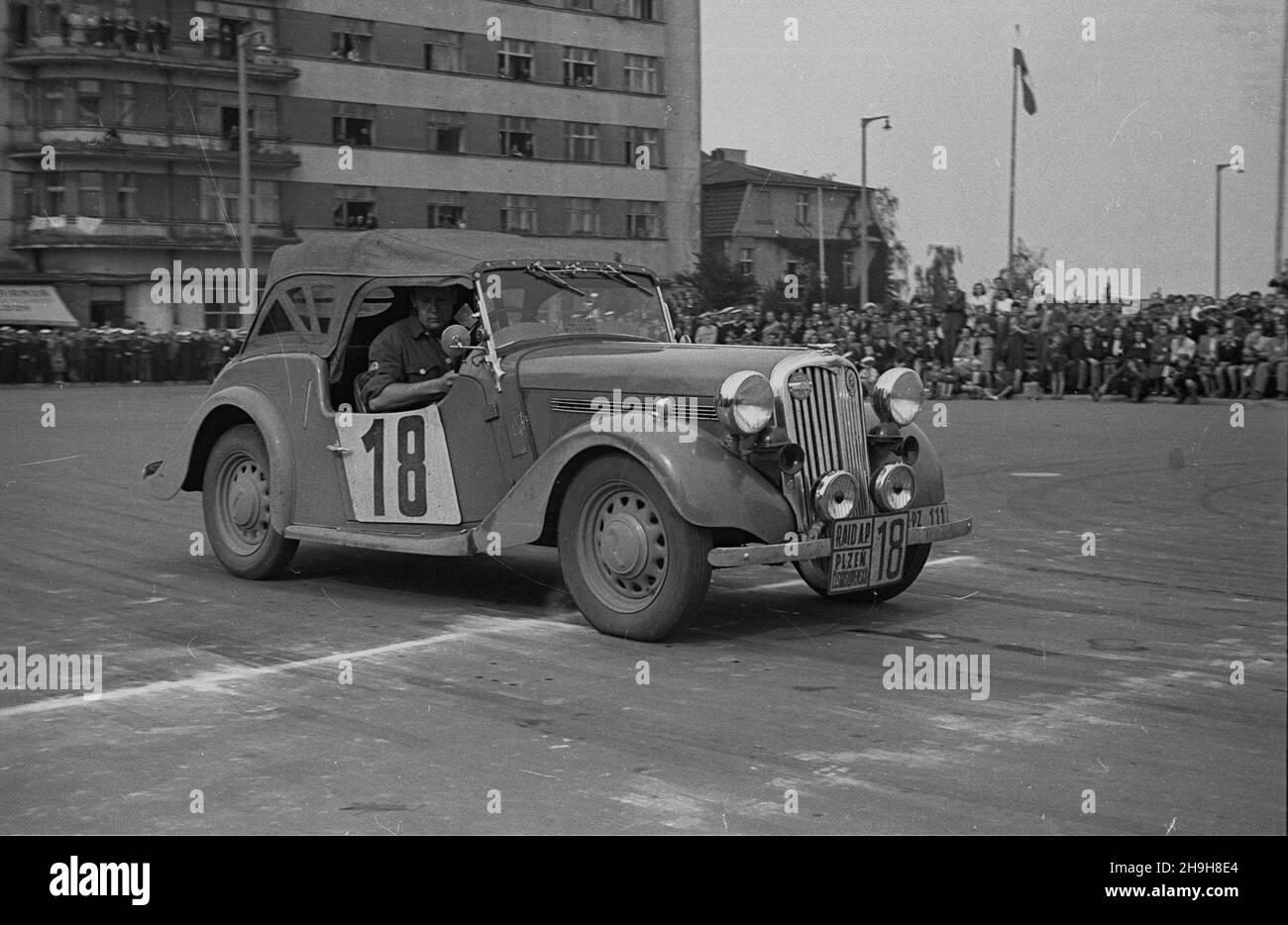 Gdynia, 1948-07-02. XIV Miêdzynarodowy Rajd Samochodowy Automobilkubu Polskiego odbywa³ siê w dniach 26,06 - 4,07. Do Gdyni dojecha³o 60 z 80 startuj¹cych za³óg. Nz. Suttnar w Sigerze podczas próby sprawnoœci w zrywie, hamowaniu i starcie rozgrywanej na Skwerze Koœciuszki. mw PAP Gdynia, 2. Juli 1948. Vom 26. Juni bis zum 4. Juli 60 fand die Internationale Autorallye des polnischen Automobilclubs mit 80 von 14th Teams statt, die in Gdynia startten. Im Bild: Suttnar fährt Siger beim Pick-up, brechen und starten Tests am Kosciuszki-Platz. mw PAP Stockfoto