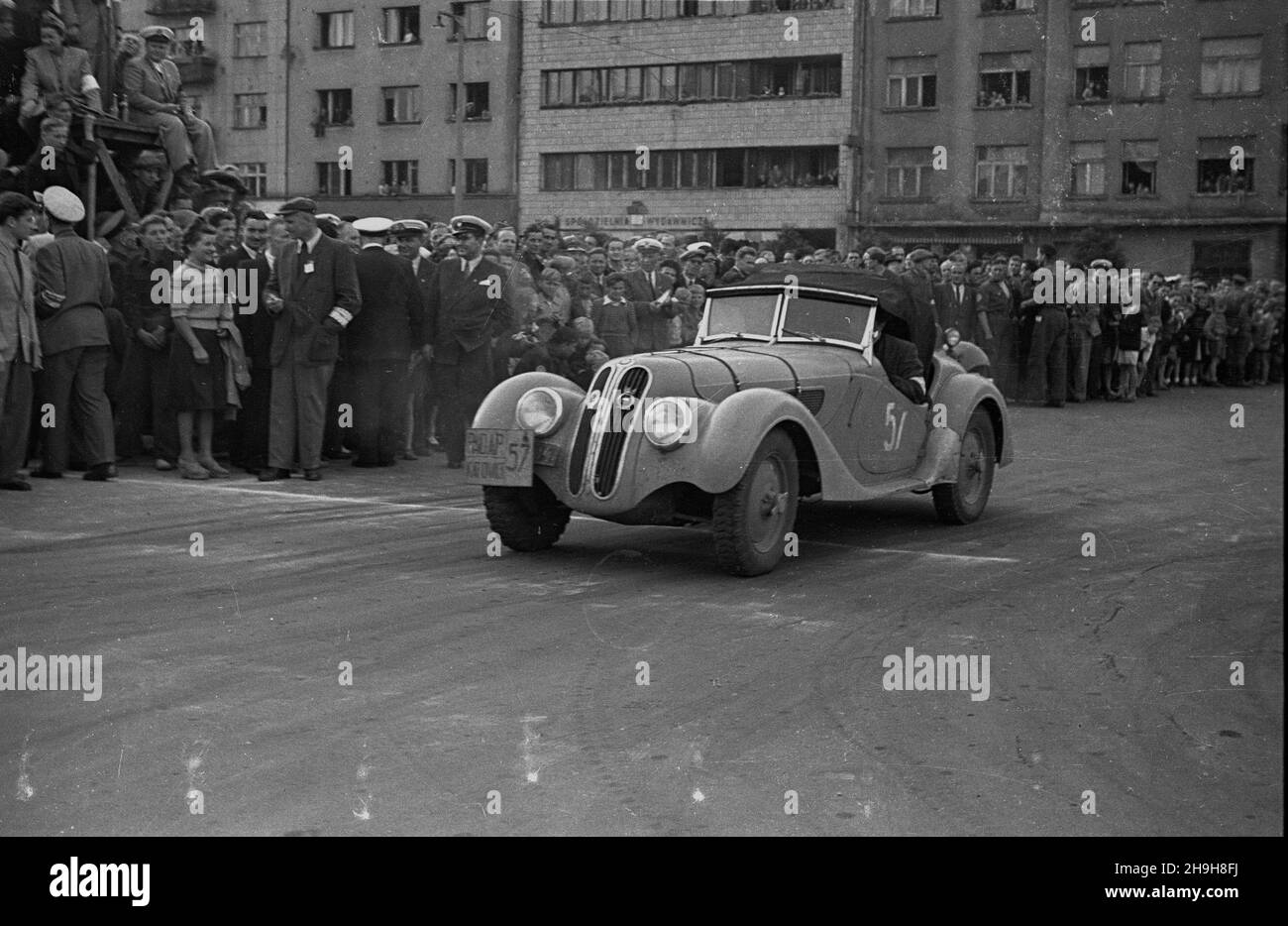 Gdynia, 1948-07-02. XIV Miêdzynarodowy Rajd Samochodowy Automobilkubu Polskiego odbywa³ siê w dniach 26,06 - 4,07. Do Gdyni dojecha³o 60 z 80 startuj¹cych za³óg. NZ. Próba sprawnoœci w zrywie, hamowaniu i starcie rozgrywana na Skwerze Koœciuszki, wykonuje j¹ samochód marki BMW. mw PAP Gdynia, 2. Juli 1948. Vom 26. Juni bis zum 4. Juli 60 fand die Internationale Autorallye des polnischen Automobilclubs mit 80 von 14th Teams statt, die in Gdynia startten. Im Bild: Ein BMW 326 beim Pick-up, Breaking und Start-Tests am Kosciuszki Square. mw PAP Stockfoto