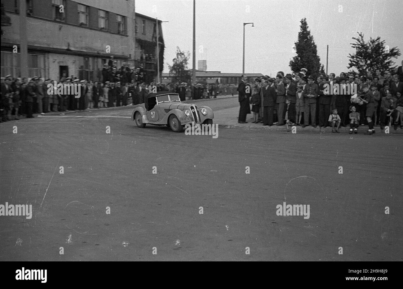 Gdynia, 1948-07-02. XIV Miêdzynarodowy Rajd Samochodowy Automobilkubu Polskiego odbywa³ siê w dniach 26,06 - 4,07. Do Gdyni dojecha³o 60 z 80 startuj¹cych za³óg. NZ. Próba sprawnoœci w zrywie, hamowaniu i starcie rozgrywana na Skwerze Koœciuszki, wykonuje j¹ samochód marki BMW. mw PAP Gdynia, 2. Juli 1948. Vom 26. Juni bis zum 4. Juli 60 fand die Internationale Autorallye des polnischen Automobilclubs mit 80 von 14th Teams statt, die in Gdynia startten. Im Bild: Ein BMW 326 beim Pick-up, Breaking und Start-Tests am Kosciuszki Square. mw PAP Stockfoto