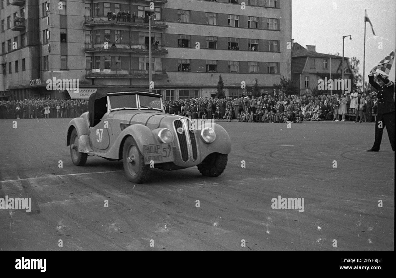 Gdynia, 1948-07-02. XIV Miêdzynarodowy Rajd Samochodowy Automobilkubu Polskiego odbywa³ siê w dniach 26,06 - 4,07. Do Gdyni dojecha³o 60 z 80 startuj¹cych za³óg. NZ. Próba sprawnoœci w zrywie, hamowaniu i starcie rozgrywana na Skwerze Koœciuszki, wykonuje j¹ samochód marki BMW. mw PAP/Jerzy Baranowski Gdynia, 2. Juli 1948. Vom 26. Juni bis zum 4. Juli 60 fand die Internationale Autorallye des polnischen Automobilclubs mit 80 von 14th Teams statt, die in Gdynia startten. Im Bild: Ein BMW 326 während Pick-up, Bruch und Starttests am Kosciuszki-Platz. mw PAP/Jerzy Baranowski Stockfoto