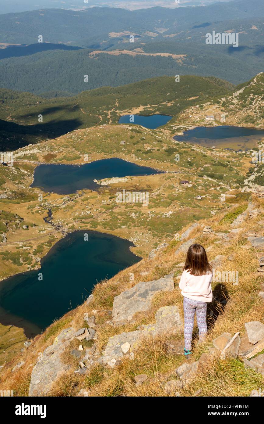 Sieben Seen von Rila kleines Mädchen Wandern an den Sieben Rila Seen, Rila Berg, Bulgarien, Osteuropa, Bakans, EU Stockfoto