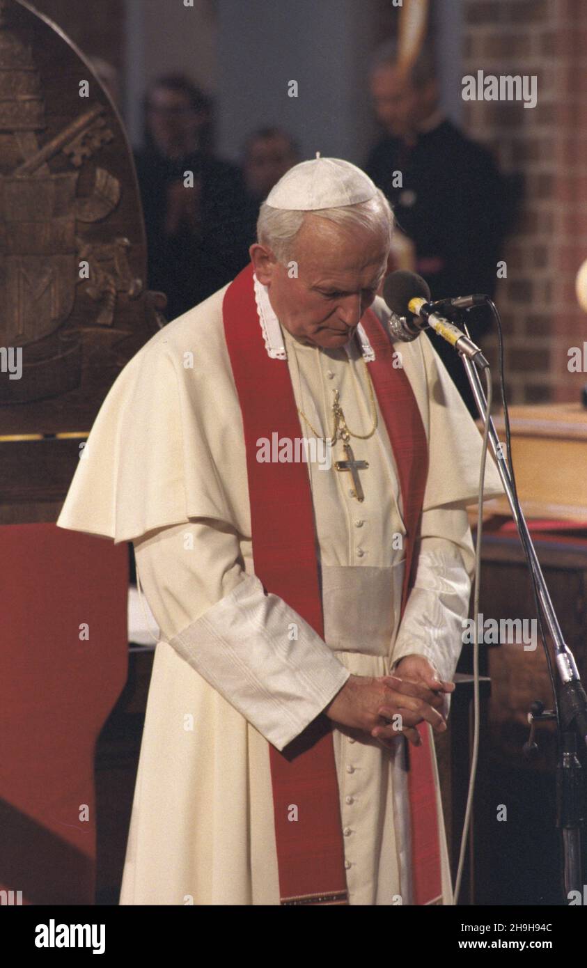 Stettin 11.06.1987. III pielgrzymka Papier¿a Jana Paw³a II do Polski. Spotkanie Ojca Œwiêtego z ksiê¿mi i zakonnicami w bazylice archikatedralnej pw. Œwiêtego Jakuba. uu PAP/Tadeusz ZagoŸdziñski Szczecin, 11. Juni 1987. Papst Johannes Paul II. Trifft Priester und Nonnen in der Dombasilika des Apostels Jakobus in Stettin während seiner dritten Pilgerreise nach Polen. uu PAP/Tadeusz Zagozdzinski Stockfoto