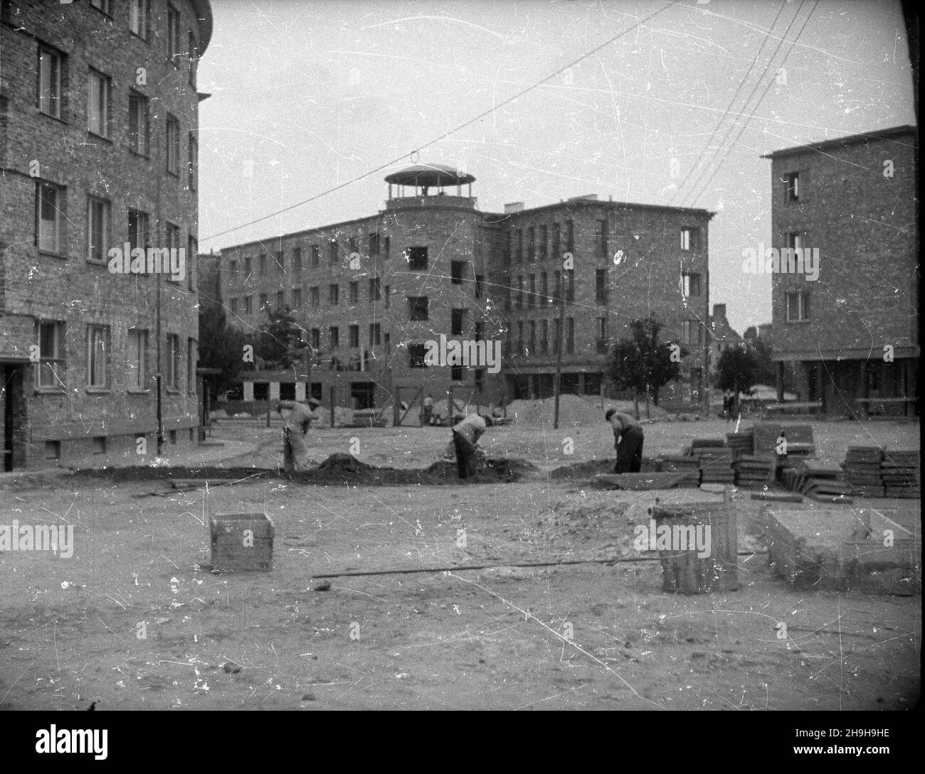 Warszawa, 1948-07-03. Budowa bloków mieszkanych Warszawskiej Spó³dzielni Mieszkaniowej na osiedlu Mokotów Rakowiec. Z okazji dnia Spó³dzielczoœci teren budowy odwiedzi³ Prezydent Rzeczypospolitej Boles³aw Bierut, wicemarsza³ek Sejmu Stanis³aw Szwalbe i Minister odbudowy Micha³ Kaczorowski. mta PAP Warschau, 3. Juli 1948. Der Bau von Wohnblöcken der Warschauer Wohngenossenschaft in der Siedlung Mokotow Rakowiec. Im Zusammenhang mit dem Kooperativen Tag wurde die Baustelle von dem Präsidenten der Republik Polen Boleslaw Bierut, dem stellvertretenden Sejm-Sprecher Stanislaw Szwalbe und R besucht Stockfoto