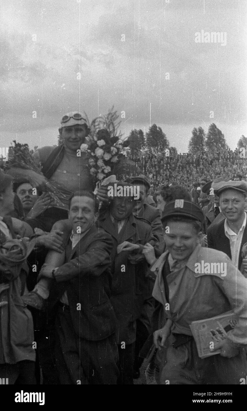 Warszawa, 1948-07-04. OD 22 czerwca do 4 lipca odbywa³ siê VII Kolarski Wyœcig Dooko³a Polski (Tour de Pologne). Ostatni, jedenasty etap z £odzi do Warszawy (134 km) koñczy³ siê na stadionie Wojskowego Klubu Sportowego Legia. NZ. zwyciêzca ostatniego etapu i ca³ego wyœcigu Wac³aw Wójcik (Polska i) na ramionach kibiców. pw PAP/Wojciech Kondracki Warschau, 4. Juli 1948. Das Radrennen der Tour de Pologne 7th fand vom 22. Juni bis 4. Juli statt. Die letzte, elfte Etappe von Lodz nach Warschau (134 km) endete im Stadion des Militärsportvereins Legia. Im Bild: Der Sieger der letzten Etappe und der Stockfoto