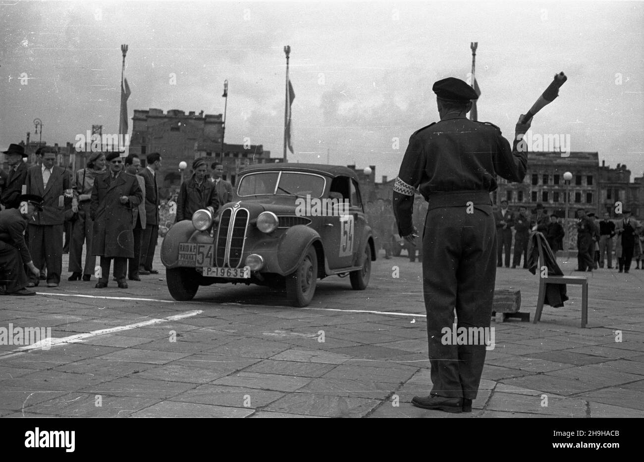 Warszawa, 1948-07-04. XIV Miêdzynarodowy Rajd Automobilklubu Polskiego o Grand Prix Polski. Próby zrêcznoœci, zrywu i hamowania na pl. Zwyciêstwa. NZ. samochód BMW 321 prowadzony przez kierowcê czeskiego. bk PAP/Jerzy Baranowski Warschau, 4. Juli 1948. Die Internationale Autorallye des polnischen Automobilclubs 14th zum Großen Preis von Polen. Im Bild: Pick-up, Bruch und Start-Tests auf dem Zwyciestwa (Victory) Platz. Im Bild: Ein BMW 327, der von einem tschechischen Fahrer gefahren wird. bk PAP/Jerzy Baranowski Stockfoto