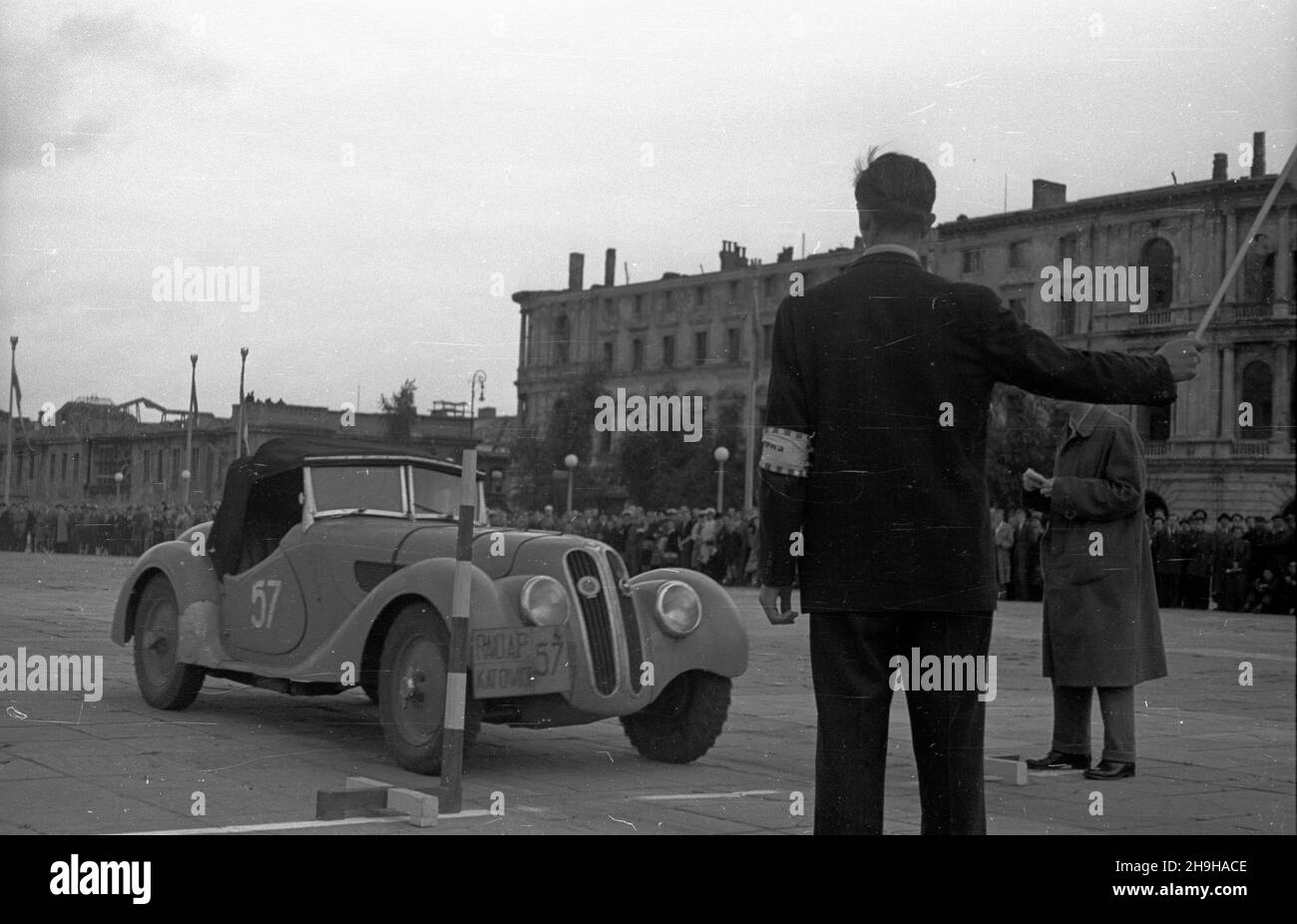 Warszawa, 1948-07-04. XIV Miêdzynarodowy Rajd Automobilklubu Polskiego o Grand Prix Polski. Próby zrêcznoœci, zrywu i hamowania na pl. Zwyciêstwa. Nz. BMW 328. bk PAP/Jerzy Baranowski Warschau, 4. Juli 1948. Die Internationale Autorallye des polnischen Automobilclubs 14th zum Großen Preis von Polen. Im Bild: Pick-up, Bruch und Start-Tests auf dem Zwyciestwa (Victory) Platz. Im Bild: Ein BMW 327. bk PAP/Jerzy Baranowski Stockfoto