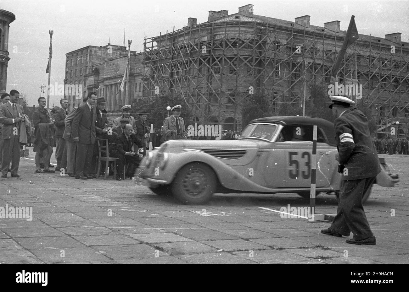 Warszawa, 1948-07-04. XIV Miêdzynarodowy Rajd Automobilklubu Polskiego o Grand Prix Polski. Próby zrêcznoœci, zrywu i hamowania na pl. Zwyciêstwa. NZ. samochód BMW 327 prowadzony przez kierowcê czeskiego. W er remontowany gmach S¹dów Wojskowych. bk PAP/Jerzy Baranowski Warschau, 4. Juli 1948. Die Internationale Autorallye des polnischen Automobilclubs 14th zum Großen Preis von Polen. Im Bild: Pick-up, Bruch und Start-Tests auf dem Zwyciestwa (Victory) Platz. Im Bild: Ein BMW 327, der von einem tschechischen Fahrer gefahren wird. Im Hintergrund das Militärgericht Gebäude in Renovierung. bk PAP/Jerzy Baranowsk Stockfoto