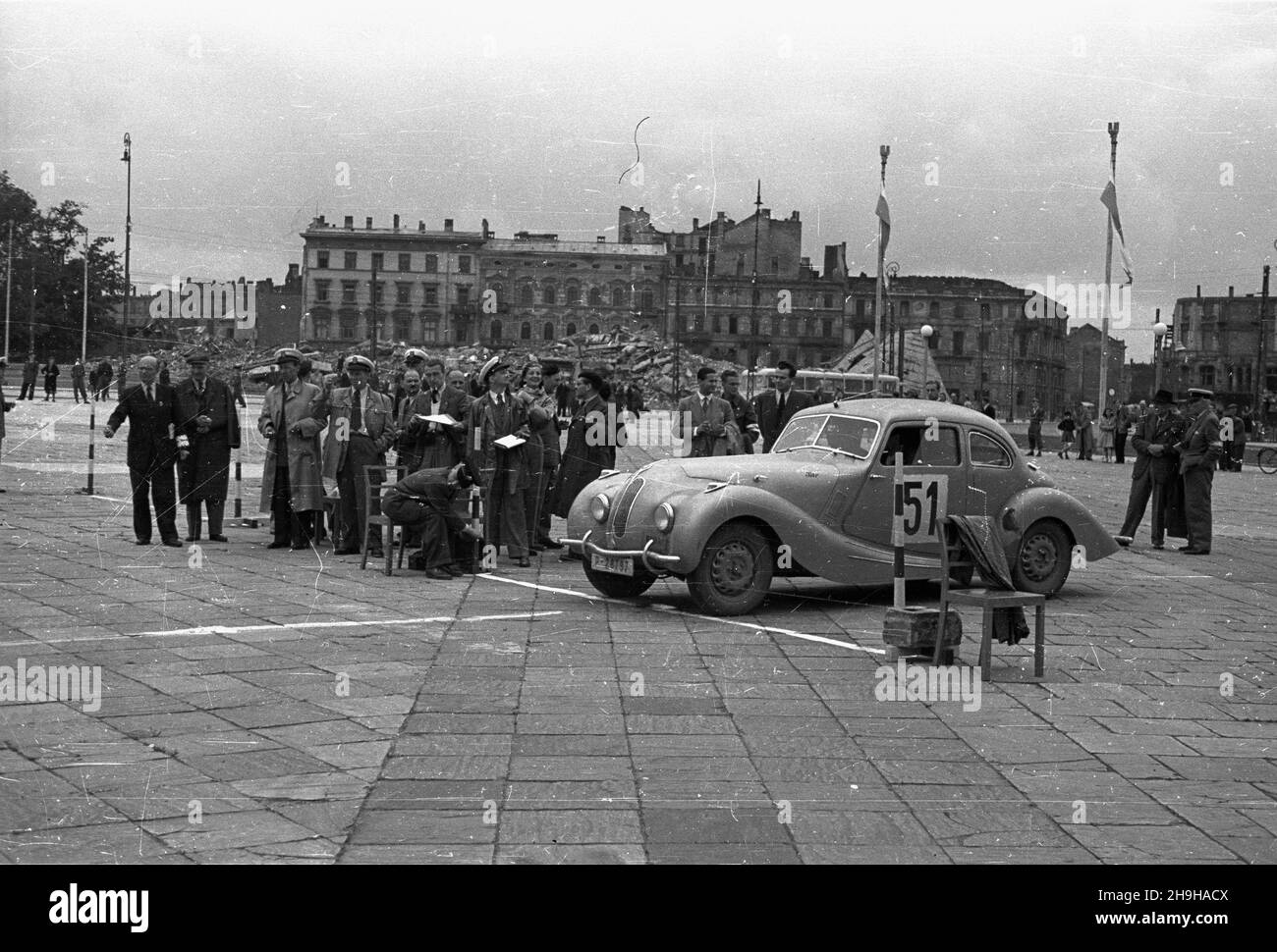 Warszawa, 1948-07-04. XIV Miêdzynarodowy Rajd Automobilklubu Polskiego o Grand Prix Polski. NZ. próby zrêcznoœci, zrywu i hamowania na pl. Zwyciêstwa. bk PAP Warschau, 4. Juli 1948. Die Internationale Autorallye des polnischen Automobilclubs 14th zum Großen Preis von Polen. Im Bild: Pick-up, Bruch und Start-Tests am Zwyciestwa (Victory) Square. bk PAP Stockfoto