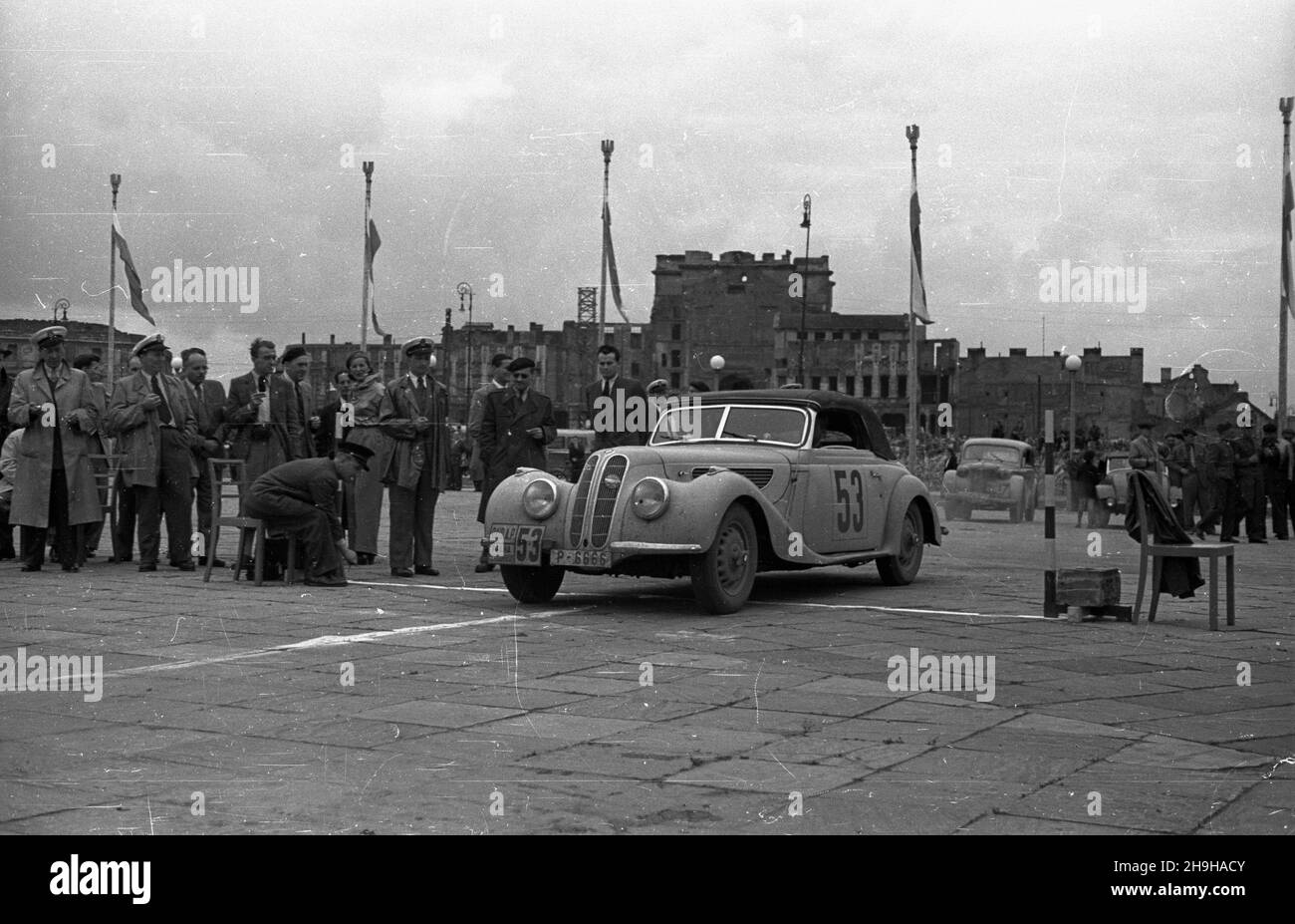 Warszawa, 1948-07-04. XIV Miêdzynarodowy Rajd Automobilklubu Polskiego o Grand Prix Polski. Próby zrêcznoœci, zrywu i hamowania na pl. Zwyciêstwa. NZ. samochód BMW 327 prowadzony przez kierowcê czeskiego. bk PAP/Jerzy Baranowski Warschau, 4. Juli 1948. Die Internationale Autorallye des polnischen Automobilclubs 14th zum Großen Preis von Polen. Im Bild: Pick-up, Bruch und Start-Tests auf dem Zwyciestwa (Victory) Platz. Im Bild: Ein BMW 327, der von einem tschechischen Fahrer gefahren wird. bk PAP/Jerzy Baranowski Stockfoto