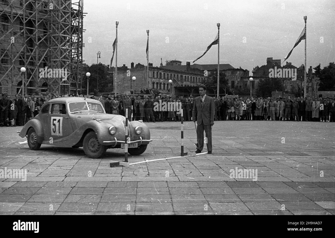 Warszawa, 1948-07-04. XIV Miêdzynarodowy Rajd Automobilklubu Polskiego o Grand Prix Polski. NZ. próby zrêcznoœci, zrywu i hamowania na pl. Zwyciêstwa. bk PAP/Jerzy Baranowski Warschau, 4. Juli 1948. Die Internationale Autorallye des polnischen Automobilclubs 14th zum Großen Preis von Polen. Im Bild: Pick-up, Bruch und Start-Tests auf dem Zwyciestwa (Victory) Square. bk PAP/Jerzy Baranowski Stockfoto