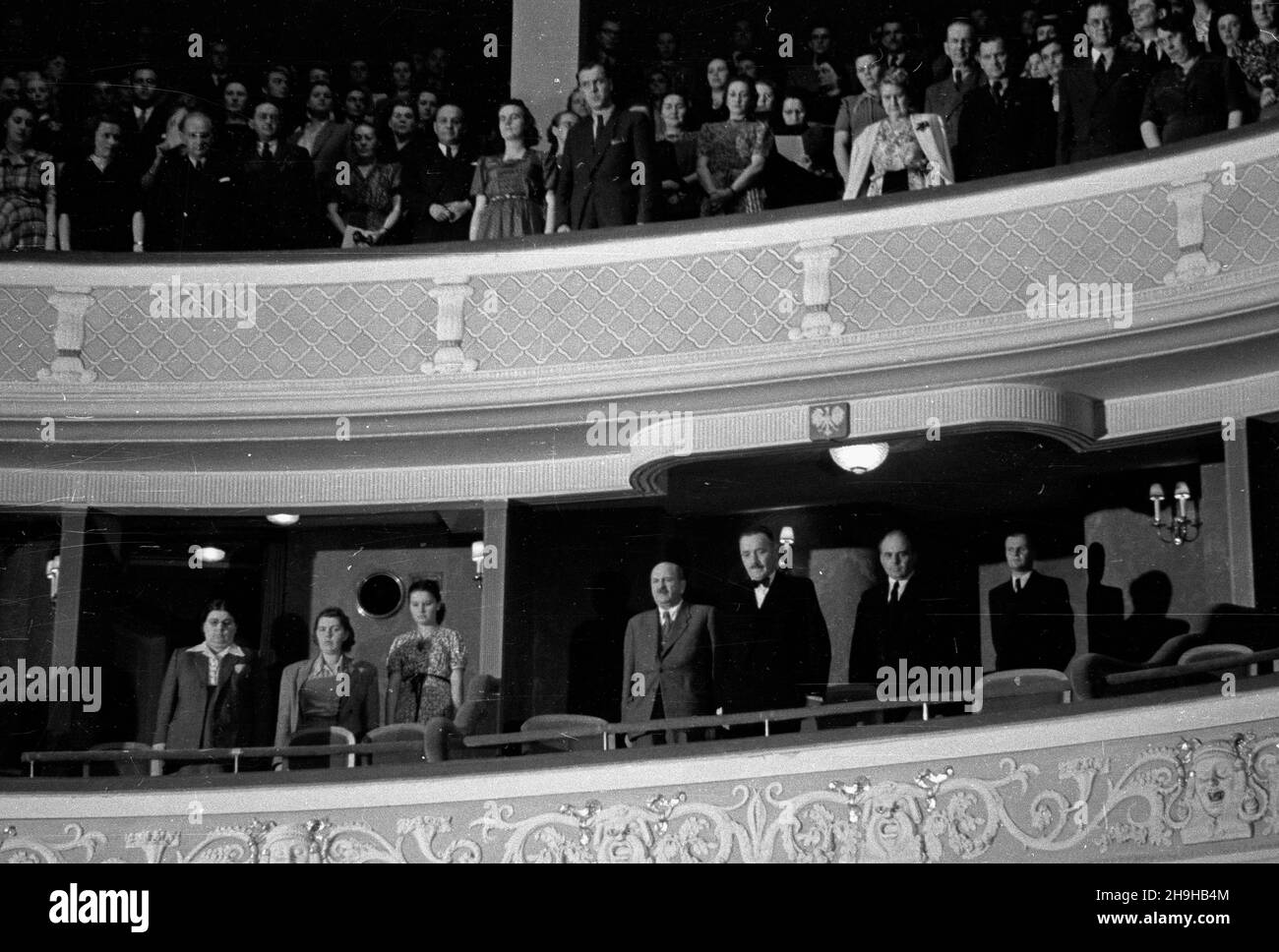 Warszawa, 1948-07-10. Pañstwowy Teatr Polski. Uroczysta premiera jubileuszowa dramatu Juliusza S³owackiego pt. Fantazy, z okazji 35-lecia istnienia teatru i 40-lecia dzia³alnoœci artystycznej dyrektora Arnolda Szyfmana. NZ. w lo¿y honorowej: marsza³ek Sejmu W³adys³aw Kowalski (1L), prezydent Polski Boles³aw Bierut (2L), podsekretarz stanu w Prezydium Rady Ministrów Jakub Berman (3L). bk PAP Warschau, 10. Juli 1948. Das Staatliche Polnische Theater. Die Jubiläumspremiere des Dramas Fantazy von Juliusz Slowacki anlässlich des 35th-jährigen Bestehens des Theaters und der 40-jährigen künstlerischen Tätigkeit des ITS Stockfoto