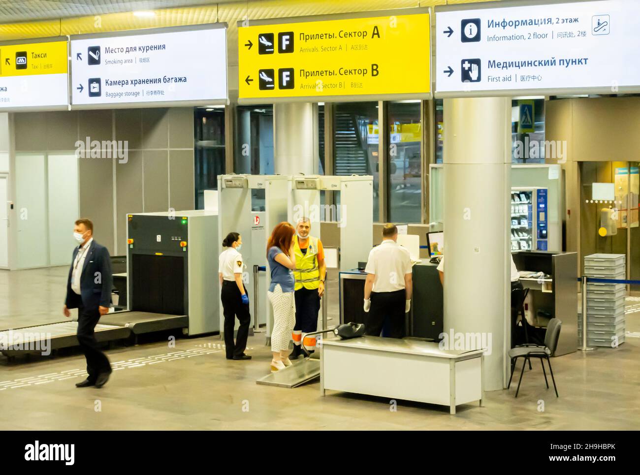 Passagiere passieren den Gepäcksicherheits-Kontrollpunkt am Eingang in SVO, Flughafen Sheremetievo, Moskau, Russland Stockfoto