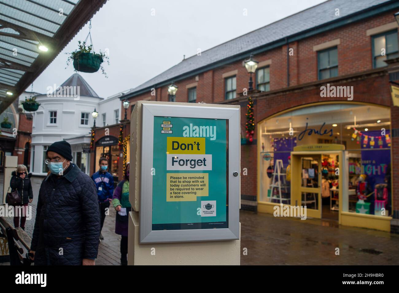 Windsor, Großbritannien. 7th. Dezember 2021. Ein Covid-19 Vergessen Sie nicht, Ihre Gesichtsbezüge in Geschäften zu tragen Schild in Windsor Royal Station Shopping Centre . Quelle: Maureen McLean/Alamy Live News Stockfoto