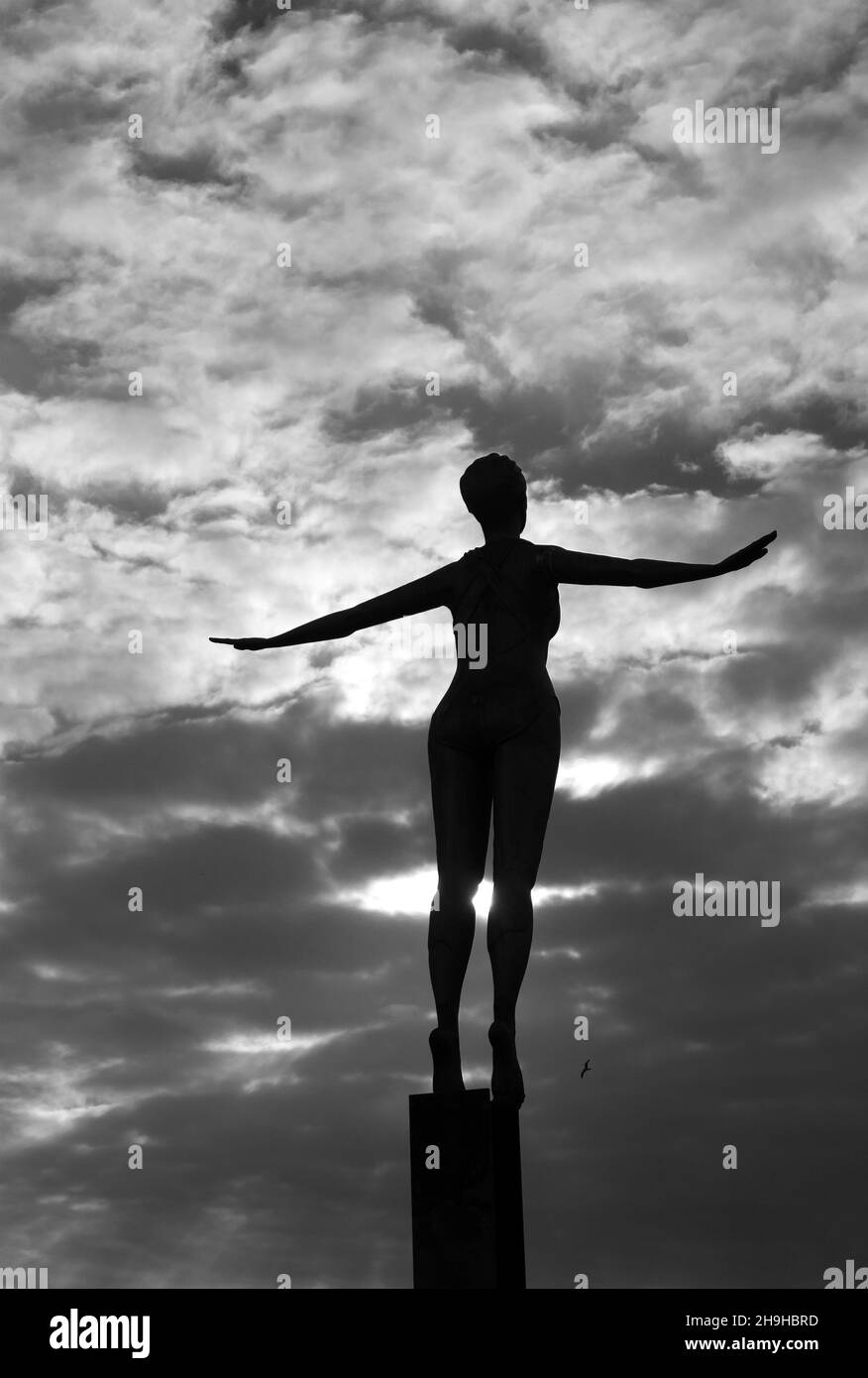 Eine Reihe von Skulpturen rund um Scarborough erinnern an die Geschichte der Stadt während des traditionellen Seaside Holiday. Diese Figur ist von der „Diving Belle“ Stockfoto