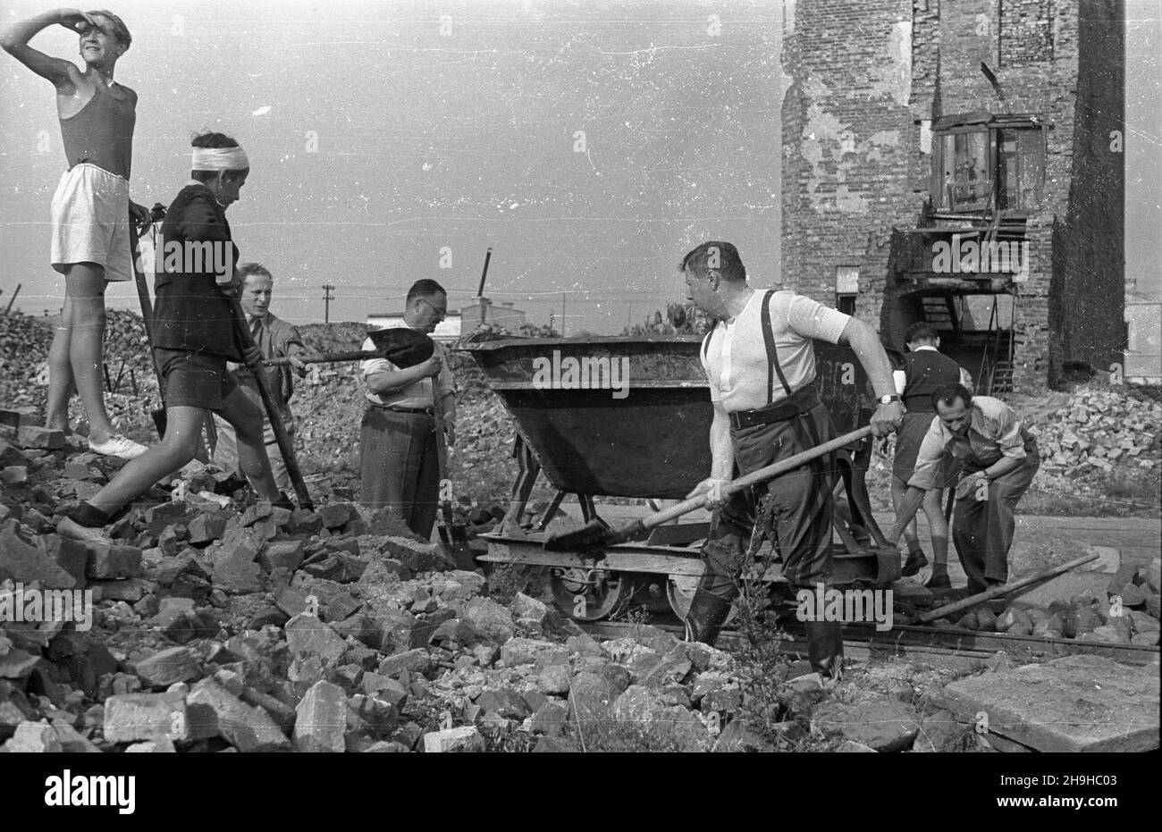 Warszawa, 1948-07-16. Cz³onkowie Centralnego Wojskowego Klubu Sportowego Legia zainaugurowali budowê w³asnego stadionu przy ul. Czerniakowskiej. Grupie przewodniczy³ prezes CW KS Legia gen. Jerzy Bordzi³owski. NZ. na pierwszym planie gen. Bordzi³owski, z lewej juniorzy tenisowi pomagaj¹cy w odruzowywaniu terenu. mw PAP/Stanis³aw D¹browiecki Warschau, 16. Juli 1948. Mitglieder des Zentralen Militärsportvereins (CW KS) Legia weihten den Bau ihres Stadions in der Czerniakowska Straße ein. Die Gruppe wurde von CW KS Legia Präsident General Jerzy Bordzilowski geleitet. Im Bild: Im Vordergrund Stockfoto