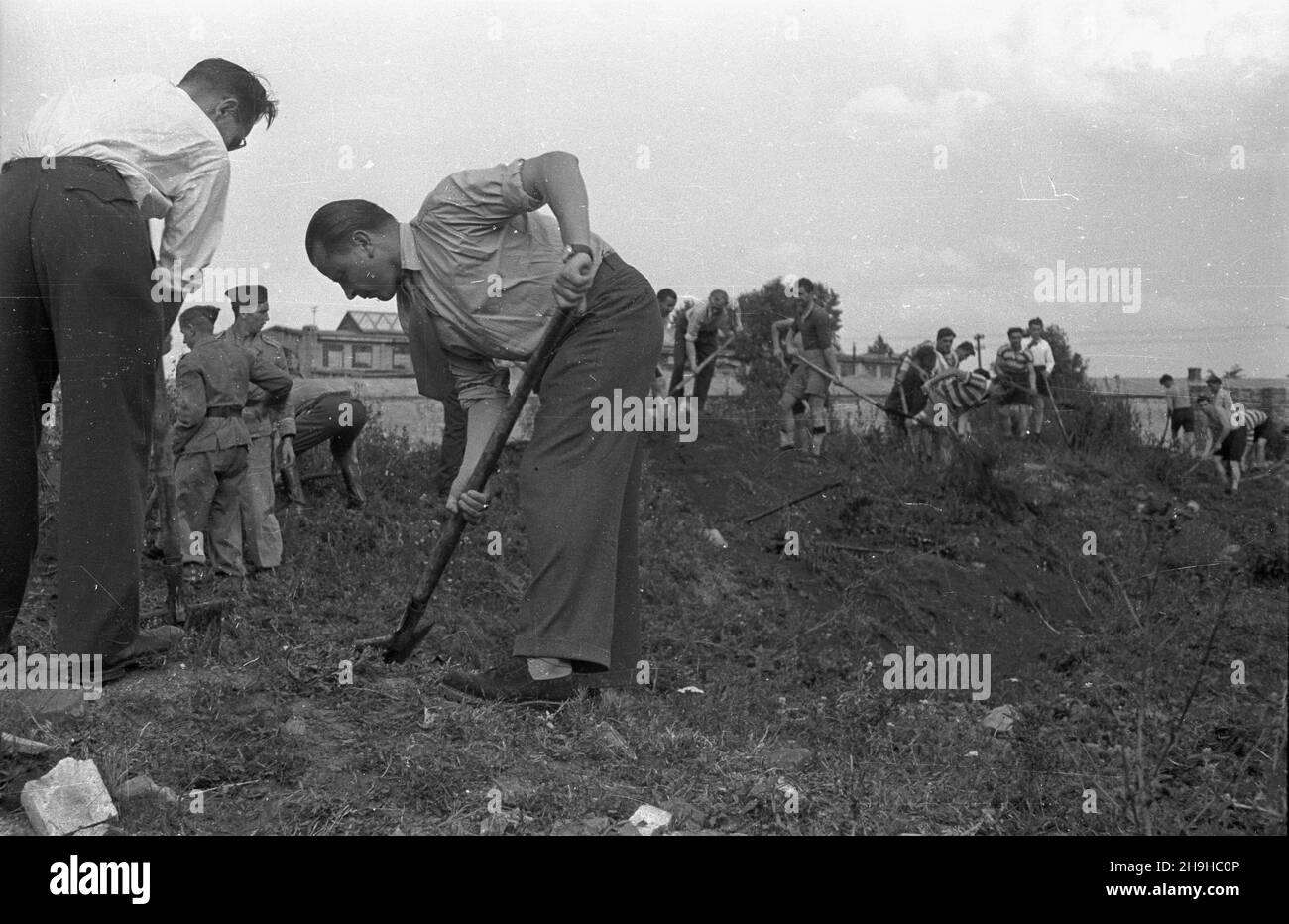 Warszawa, 1948-07-16. Cz³onkowie Centralnego Wojskowego Klubu Sportowego Legia zainaugurowali budowê w³asnego stadionu przy ul. Czerniakowskiej. Grupie przewodniczy³ prezes CW KS Legia gen. Jerzy Bordzi³owski. NZ. pi³karze pracowali pod kierunkiem by³ego boksera, podporucznika Juliana Neudinga. mw PAP/Stanis³aw D¹browiecki Warschau, 16. Juli 1948. Mitglieder des Zentralen Militärsportvereins (CW KS) Legia weihten den Bau ihres Stadions in der Czerniakowska Straße ein. Die Gruppe wurde von CW KS Legia Präsident General Jerzy Bordzilowski geleitet. Im Bild: Fußballspieler arbeiteten unter Direc Stockfoto