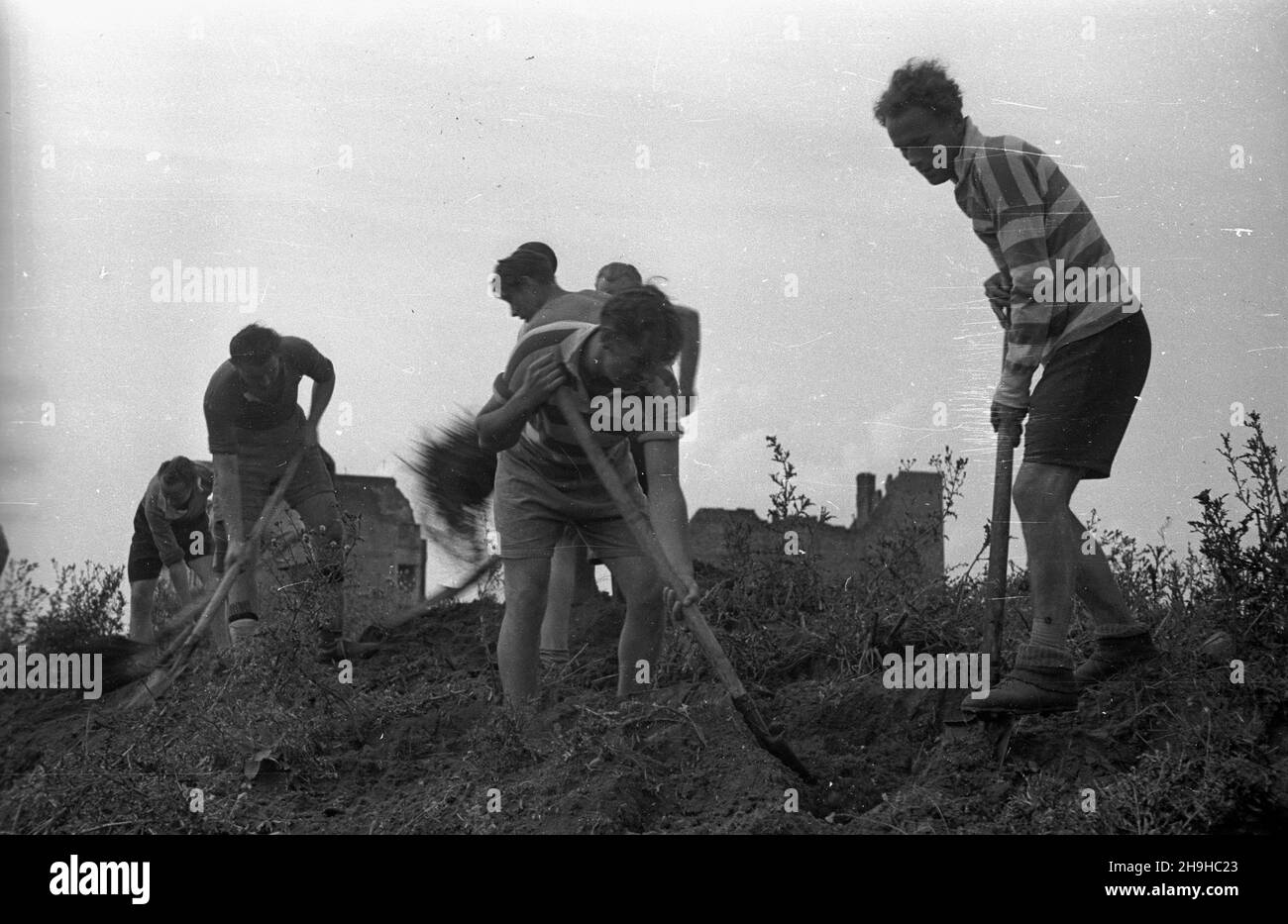 Warszawa, 1948-07-16. Cz³onkowie Centralnego Wojskowego Klubu Sportowego Legia zainaugurowali budowê w³asnego stadionu przy ul. Czerniakowskiej. Grupie przewodniczy³ prezes CW KS Legia gen. Jerzy Bordzi³owski. mw PAP/Stanis³aw D¹browiecki Warschau, 16. Juli 1948. Mitglieder des Zentralen Militärsportvereins (CW KS) Legia weihten den Bau ihres Stadions in der Czerniakowska Straße ein. Die Gruppe wurde von CW KS Legia Präsident General Jerzy Bordzilowski geleitet. mw PAP/Stanislaw Dabrowiecki Stockfoto