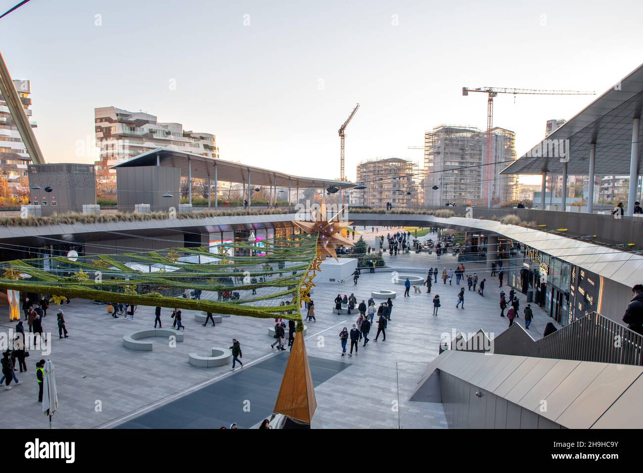 Ein herrlicher Blick auf das Einkaufszentrum CityLife District, von oben, mit Weihnachtsdekorationen, CityLife, Mailand, Italien Stockfoto