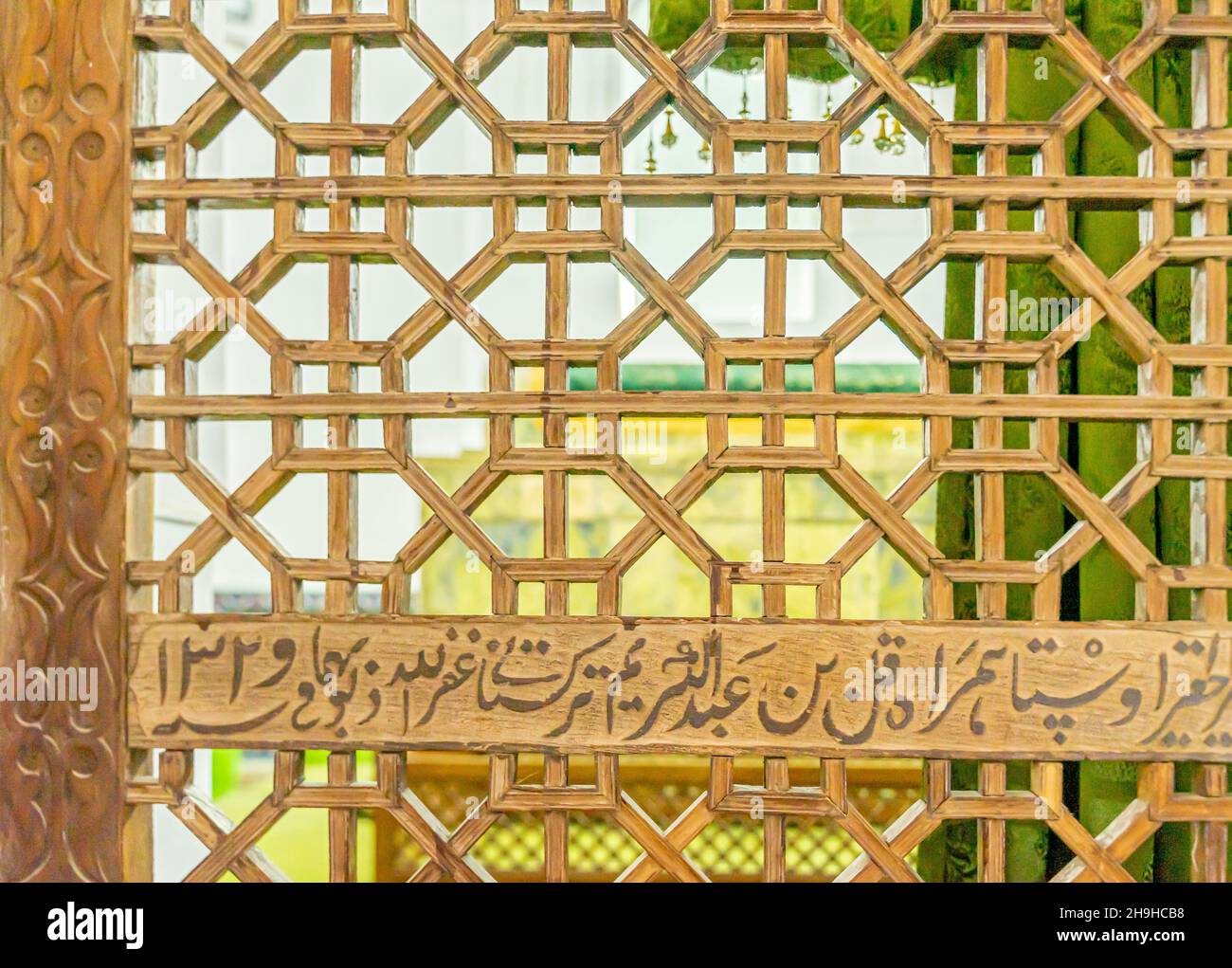Inschrift in arabischer Sprache am Tor mit dem Grab von Khoja Ahmed Yasawi (14. Jahrhundert). Turkistan, Kasachstan Stockfoto