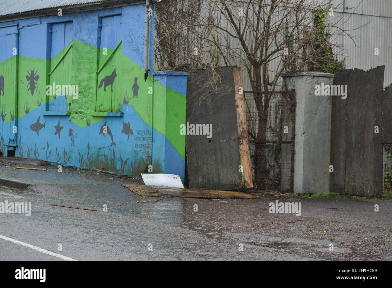 Bantry, West Cork, Irland. 7th Dez 2021. Sturm Barra beschädigt die Infrastruktur in Bantry. Kredit: Karlis Dzjamko/Alamy Live Nachrichten Stockfoto