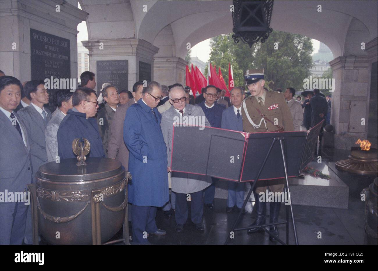 Warszawa 01.06.1987. Wizyta sekretarza generalnego Komitetu Centralnego Komunistycznej Partii Chin i premiera Chiñskiej Republiki Ludowej Zhao Ziyanga (04-08.06.1987) w Polsce. NZ. m.in. dowódca Warszawskiego Okrêgu Wojskowego gen. Jerzy Skalski (1P), zastêpca przewodnicz¹cego Rady Pañstwa Zenon Komender (4P), Premier Zhao Ziyang (5P) przy ksiêdze pami¹tkowej Grobu Nieznanego ¯o³nierza na placu Zwyciêstwa. ka PAP/Grzegorz Rogiñski Warschau 01. Juni 1987. Der Besuch des Generalsekretärs des Zentralkomitees der Kommunistischen Partei Chinas und des Premierministers der Volksrepublik China Stockfoto