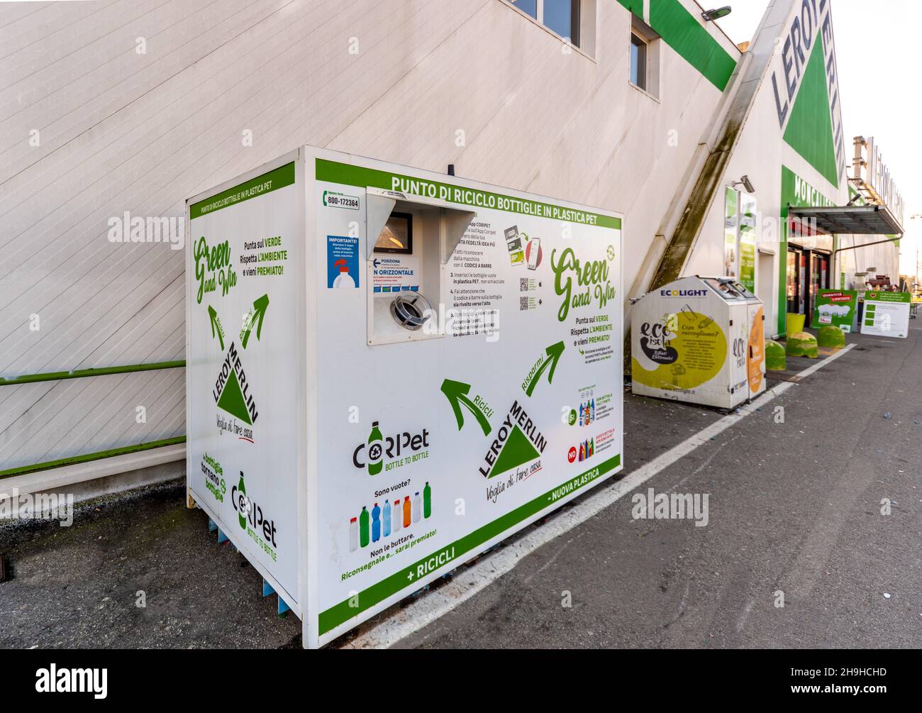 Monalieri, Turin, Italien - 6. Dezember 2021: Recyclingstelle für Plastikflaschen am Eingang des Einkaufszentrums Leroy Merlin Stockfoto