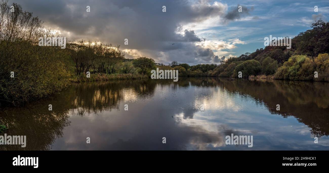 Panoramablick auf den See im Kenwith Valley lokales Naturschutzgebiet alias LNR, und Gemeinschaftspark. Foto aufgenommen im November in Bideford, Devon. Stockfoto