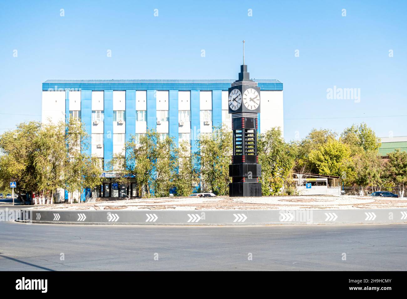 Der große Uhrturm am quadratischen Kreisverkehr in Kyzyl-Orda, Kasachstan, Zentralasien Stockfoto
