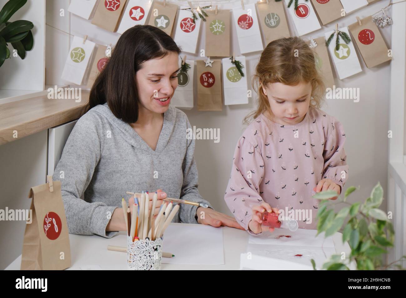 Mutter mit Kleinkind Kind schriftlich Weihnachtsbrief und