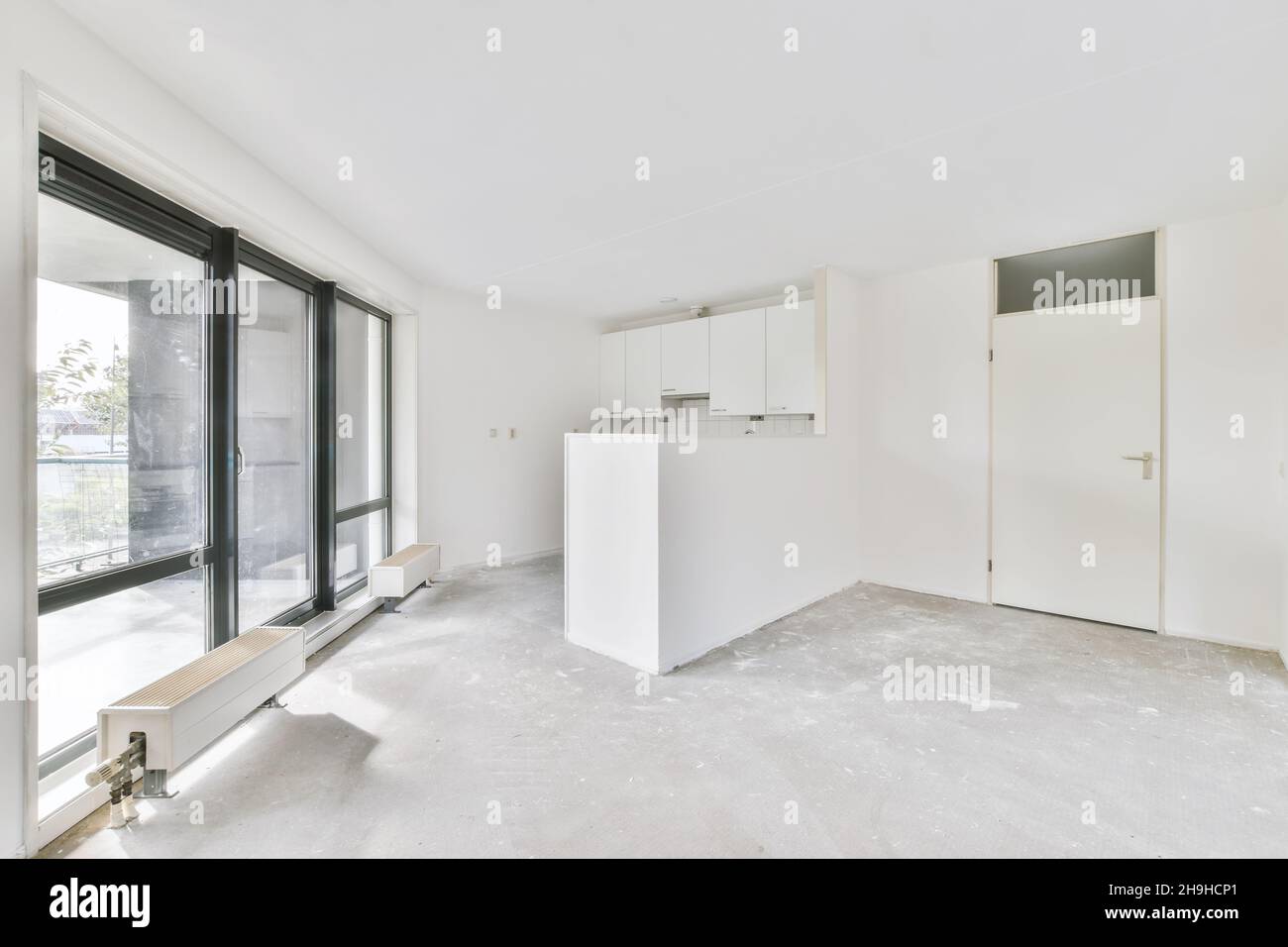 Großes Luxuszimmer mit Schiebetür in einem eleganten Apartment Stockfoto