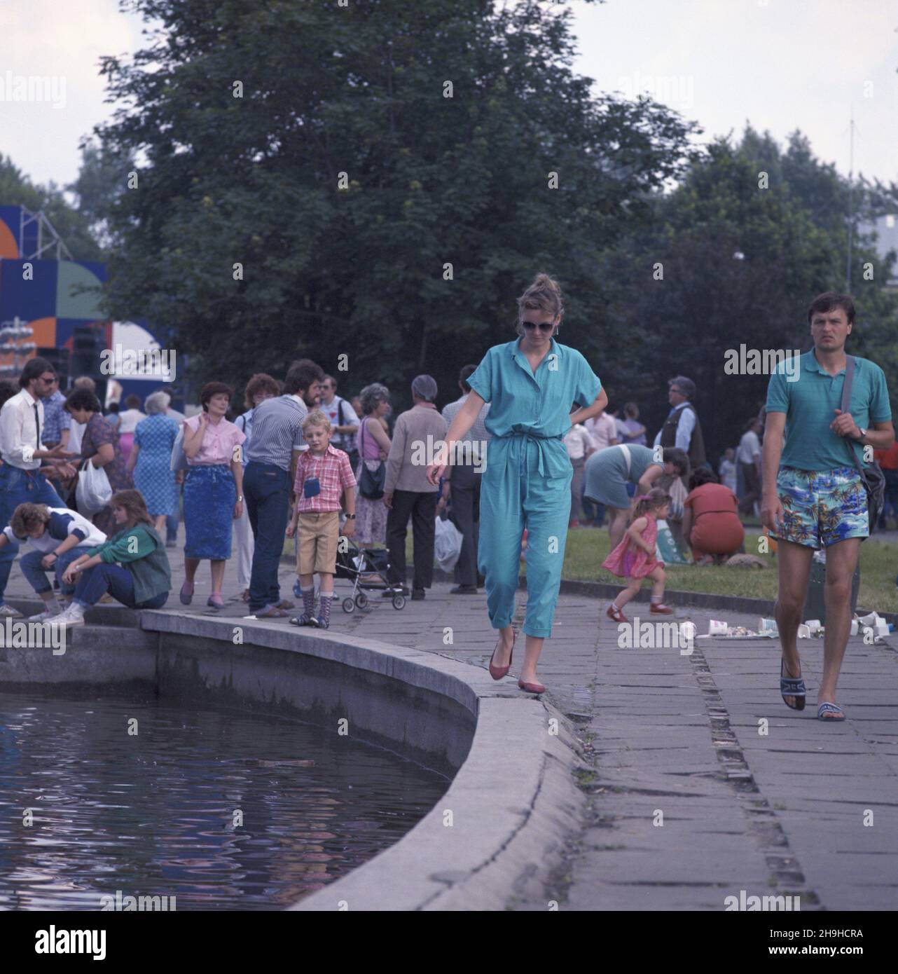 Warszawa 06,1987. Festyn na Podzamczu zorganizowany z okazji Œwiêta Trybuny Ludu (organu prasowego Polskiej Zjednoczonej Partii Robotniczej) w dniach 19-21 czerwca. uu PAP/Wojciech Kryñski Dok³adny dzieñ wydarzenia nieustalony. Warschau Juni 1987. Vom 19. Bis 21. Juni fand eine Fete statt, die die Tageszeitung Trybuna Ludu (ein Presseorgan der Polnischen Vereinigten Arbeiterpartei) förderte. uu PAP/Wojciech Krynski Veranstaltungstag unbekannt Stockfoto