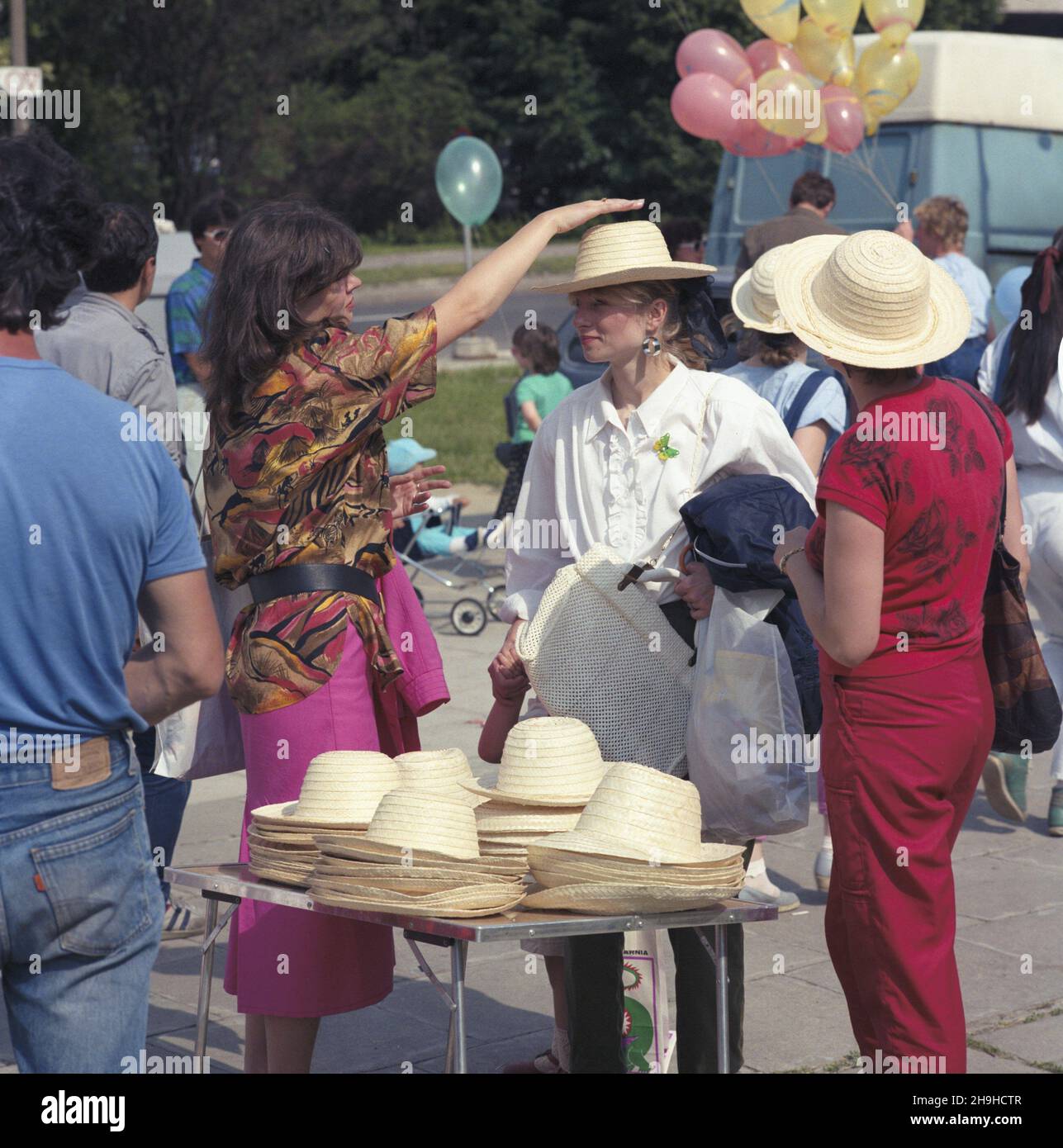 Warszawa 06,1987. Festyn zorganizowany z okazji Œwiêta Trybuny Ludu (organu prasowego Polskiej Zjednoczonej Partii Robotniczej), w dniach 19-21 czerwca. uu PAP/Jan Morek Dok³adny dzieñ wydarzenia nieustalony. Warschau Juni 1987. Vom 19. Bis 21. Juni fand eine Fete zur Förderung der Tageszeitung Trybuna Ludu (ein Presseorgan der Polnischen Vereinigten Arbeiterpartei) statt. uu PAP/Jan Morek Veranstaltungstag unbekannt Stockfoto