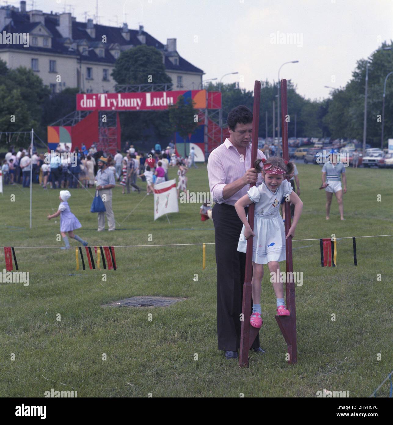 Warszawa 06,1987. Festyn na Podzamczu zorganizowany z okazji Œwiêta Trybuny Ludu (organu prasowego Polskiej Zjednoczonej Partii Robotniczej) w dniach 19-21 czerwca. NZ. Organizatorzy przygotowali wiele atrakcji dla dzieci. uu PAP/Wojciech Kryñski Dok³adny dzieñ wydarzenia nieustalony. Warschau Juni 1987. Vom 19. Bis 21. Juni fand eine Fete statt, die die Tageszeitung Trybuna Ludu (ein Presseorgan der Polnischen Vereinigten Arbeiterpartei) förderte. Im Bild: Das Fete zeigte viele Attraktionen für Kinder. uu PAP/Wojciech Krynski Event Tag unbekannt Stockfoto