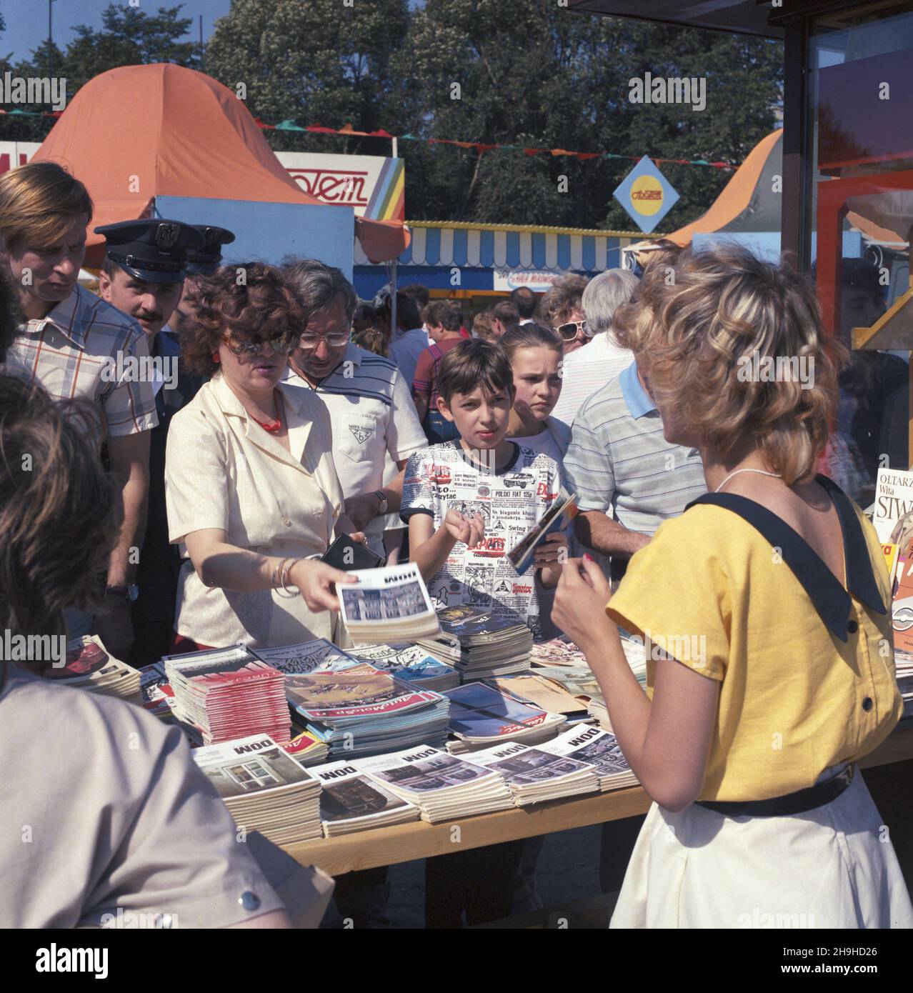 Warszawa 06,1987. Kiermasz w dniach 19-21 czerwca przy Pa³acu Kultury i Nauki zorganizowany z okazji obchodów Œwiêta Trybuny Ludu, organu prasowego Polskiej Zjednoczonej Partii Robotniczej. uu PAP/Tadeusz ZagoŸdziñski Dok³adny dzieñ wydarzenia nieustalony. Warschau Juni 1987. Eine Messe in der Nähe des Kultur- und Wissenschaftspalastes, die vom 19. Bis 21. Juni anlässlich der Tage von Trybuna Ludu, einem Presseorgan der Polnischen Vereinigten Arbeiterpartei, organisiert wird. uu PAP/Tadeusz Zagozdzinski Veranstaltungstag unbekannt Stockfoto