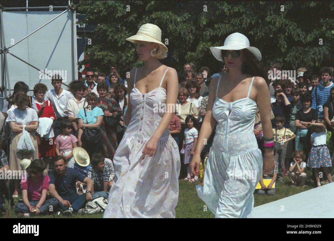 Warszawa 06,1987. Festyn zorganizowany z okazji Œwiêta Trybuny Ludu (organu prasowego Polskiej Zjednoczonej Partii Robotniczej), w dniach 19-21 czerwca. NZ. Pokaz mody damskiej na skarpie warszawskiej w rejonie Powiœla. uu PAP/Wojciech Kryñski Dok³adny dzieñ wydarzenia nieustalony. Warschau Juni 1987. Vom 19. Bis 21. Juni fand eine Fete statt, die die Tageszeitung Trybuna Ludu (ein Presseorgan der Polnischen Vereinigten Arbeiterpartei) förderte. Im Bild: Eine Modenschau im Bezirk Powisle. uu PAP/Wojciech Krynski Veranstaltungstag unbekannt Stockfoto
