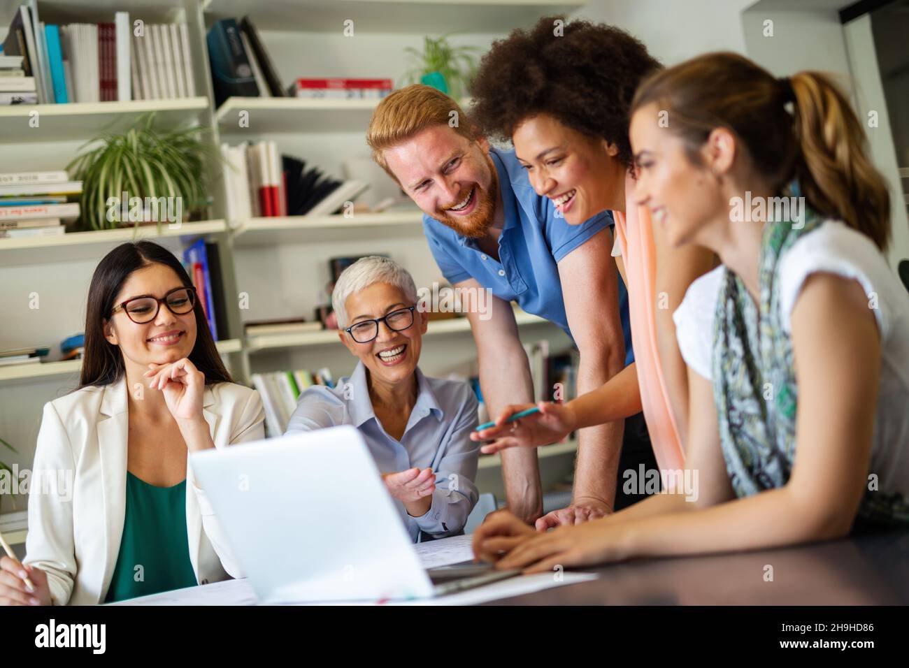 Eine Gruppe erfolgreicher, glücklicher, multiethnischer Geschäftsleute, die als Team im Büro bei der Besprechung arbeiten. Stockfoto
