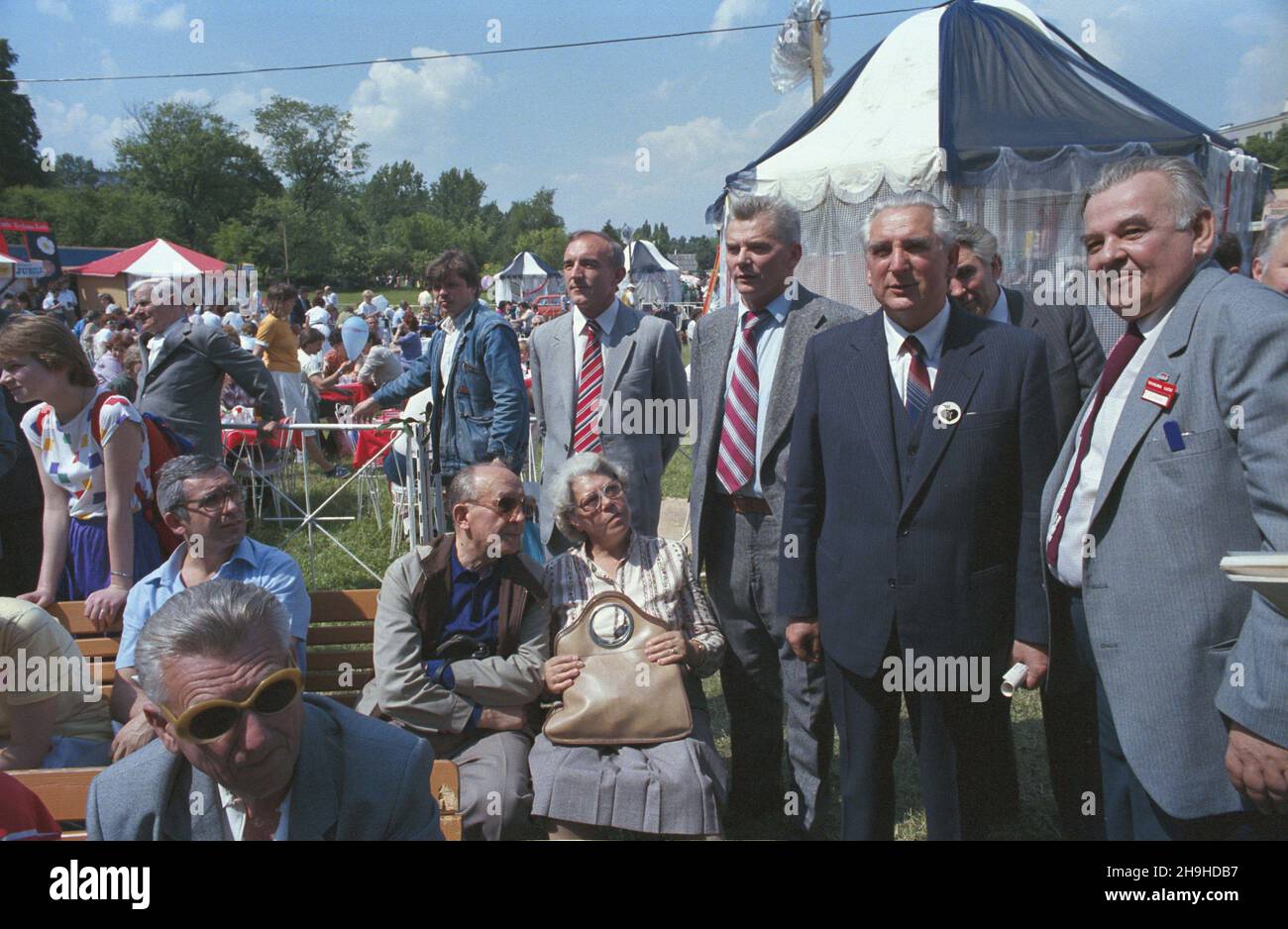 PWarszawa 06,1987. Festyn na Podzamczu zorganizowany z okazji Œwiêta Trybuny Ludu (organu prasowego Polskiej Zjednoczonej Partii Robotniczej) w dniach 19-21 czerwca. NZ. m.in. przewodnicz¹cy Komisji Spraw Zagranicznych Sejmu Józef Czyrek (2P). uu PAP/Wojciech Kryñski Dok³adny dzieñ wydarzenia nieustalony. Warschau Juni 1987. Das Picknick am Fuße des Burghügels in Warschau wurde anlässlich des Jahrestages der Zeitung Trybuna Ludu (Zeitung der Vereinigten Polnischen Arbeiterpartei) am 19-21. Juni organisiert. Im Bild: der vorsitzende der Sejm-Außenpolitik-kommission Jozef Czyrek (2N Stockfoto