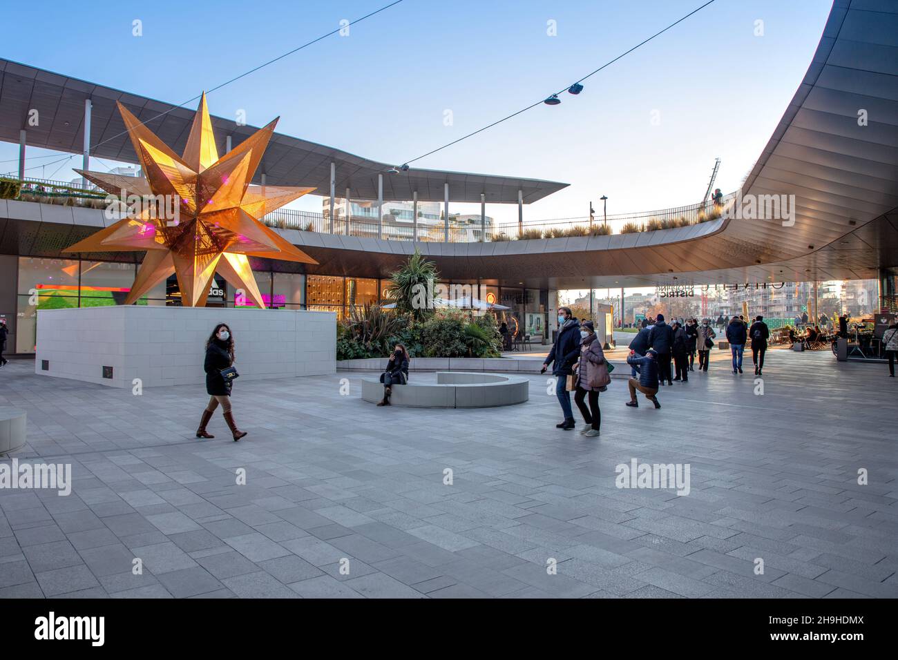 Ein schönes Bild des Einkaufsviertels CityLife mit Weihnachtsdekorationen, Mailand, Italien Stockfoto