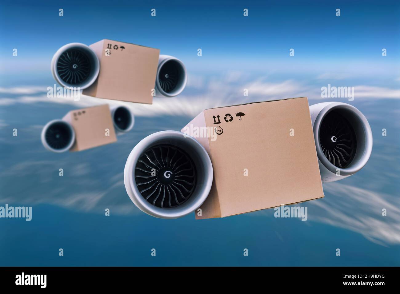 Super schnelle Lieferung von Waren ist in den Himmel fliegen. Turbinenkarton, Zukunftskonzept. Verpackungskarton mit Turbine, Zukunftskonzept. Fracht Stockfoto