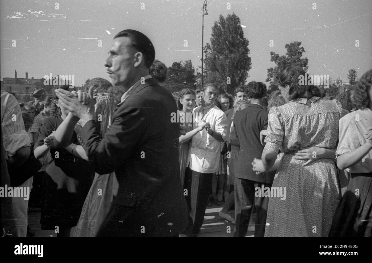 Warszawa, 1948-07-22. Obchodom Narodowego Œwiêta Odrodzenia Polski towarzyszy³o wiele imprez dla dzieci i doros³ych, centralnym punktem zabaw by³ Park Ujazdowski. NZ. Zabawa taneczna dla doros³ych w parku. mw PAP/Stanis³aw D¹browiecki Warschau, 22. Juli 1948. Der Nationalfeiertag anlässlich der Wiedergeburt des polnischen Staates wurde von zahlreichen Veranstaltungen für Kinder und Erwachsene begleitet, wobei der Ujazdowski-Park das zentrale Unterhaltungszentrum war. Im Bild: Ein Tanz im Park. mw PAP/Stanislaw Dabrowiecki Stockfoto