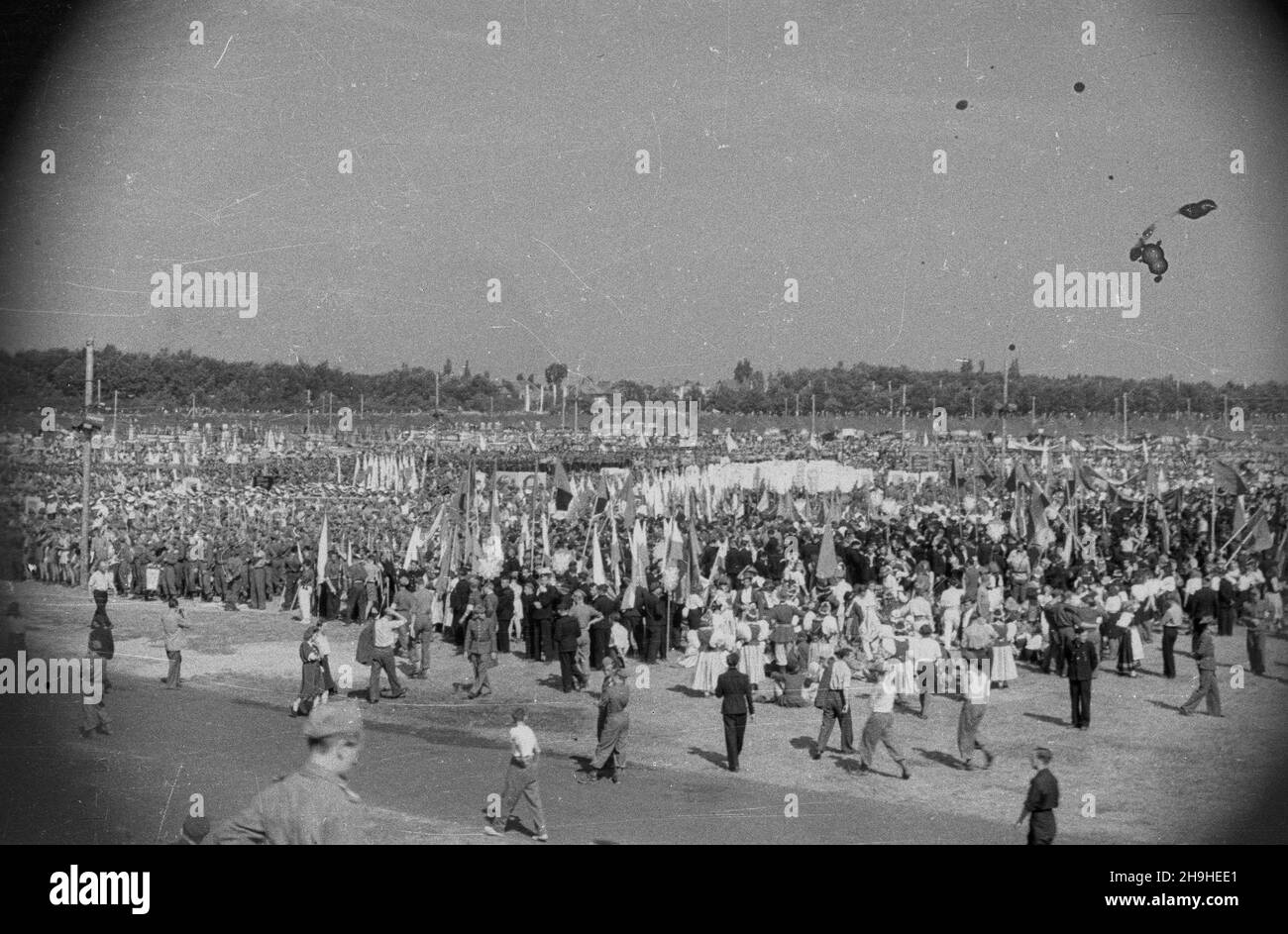 Wroc³aw, 1948-07-22. Zlot M³odzie¿y Polski Ludowej odbywa³ siê tu¿ po zamkniêciu zjazdu zjednoczeniowego organizacji m³odzie¿owych, na którym powo³ano Zwi¹zek M³odzie¿y Polskiej (ZMP). Uczestnicy zlotu wziêli udzia³ w wielkiej defiladzie na placu Grunwaldzkim. NZ. w miasteczku zlotowym formuj¹ siê kolumny. mw PAP/Sadowski Breslau, 22. Juli 1948. Die Jugendversammlung des polnischen Volkes folgte dem Kongress der Jugendorganisationen, auf dem die polnische Jugendunion (ZMP) gegründet wurde. Die Teilnehmer der Kundgebung nahmen an der Gala-Parade auf dem Grunwaldzki-Platz Teil. Jugendkongress der polnischen Bevölkerung. Pi Stockfoto