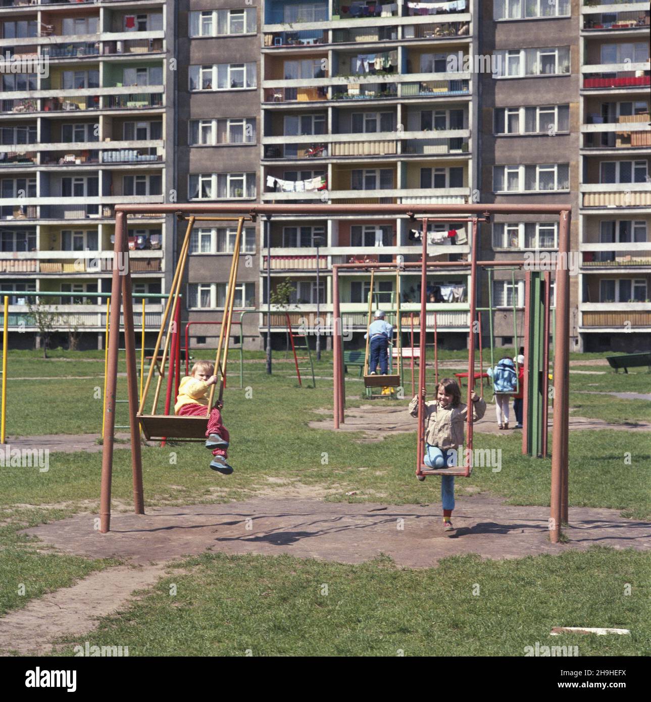 Kraków 05,1987. Bloki mieszkalne w zielnicy Nowa Huta. NZ. Dzieci na placu zabaw. ka PAP/Jerzy Ochoñski Dok³adny dzieñ wydarzenia nieustalony. Krakau, Mai 1987. Eine Wohnanlage im Bezirk Nowa Huta. Im Bild: Kinder auf einem Spielplatz. ka PAP/Jerzy Ochonski Veranstaltungstag unbekannt Stockfoto